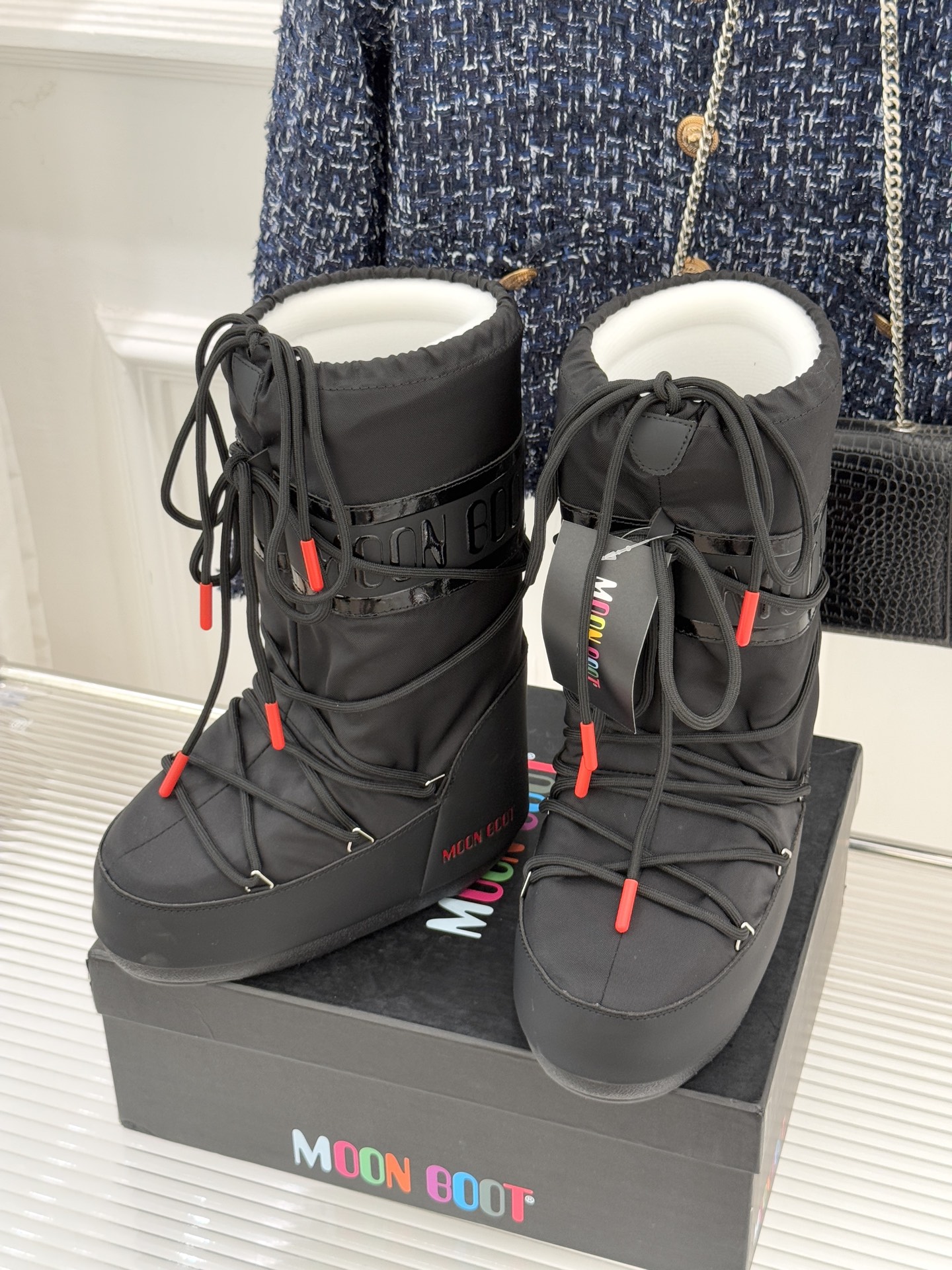 Moon Boot经典爆款滑雪月亮靴雪地靴系列当凛冽寒风裹着碎雪漫过雪原当滑雪道的弧线在纯白天地间延展月