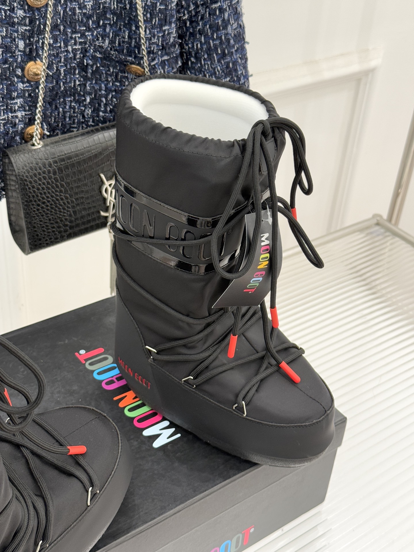 Moon Boot经典爆款滑雪月亮靴雪地靴系列当凛冽寒风裹着碎雪漫过雪原当滑雪道的弧线在纯白天地间延展月