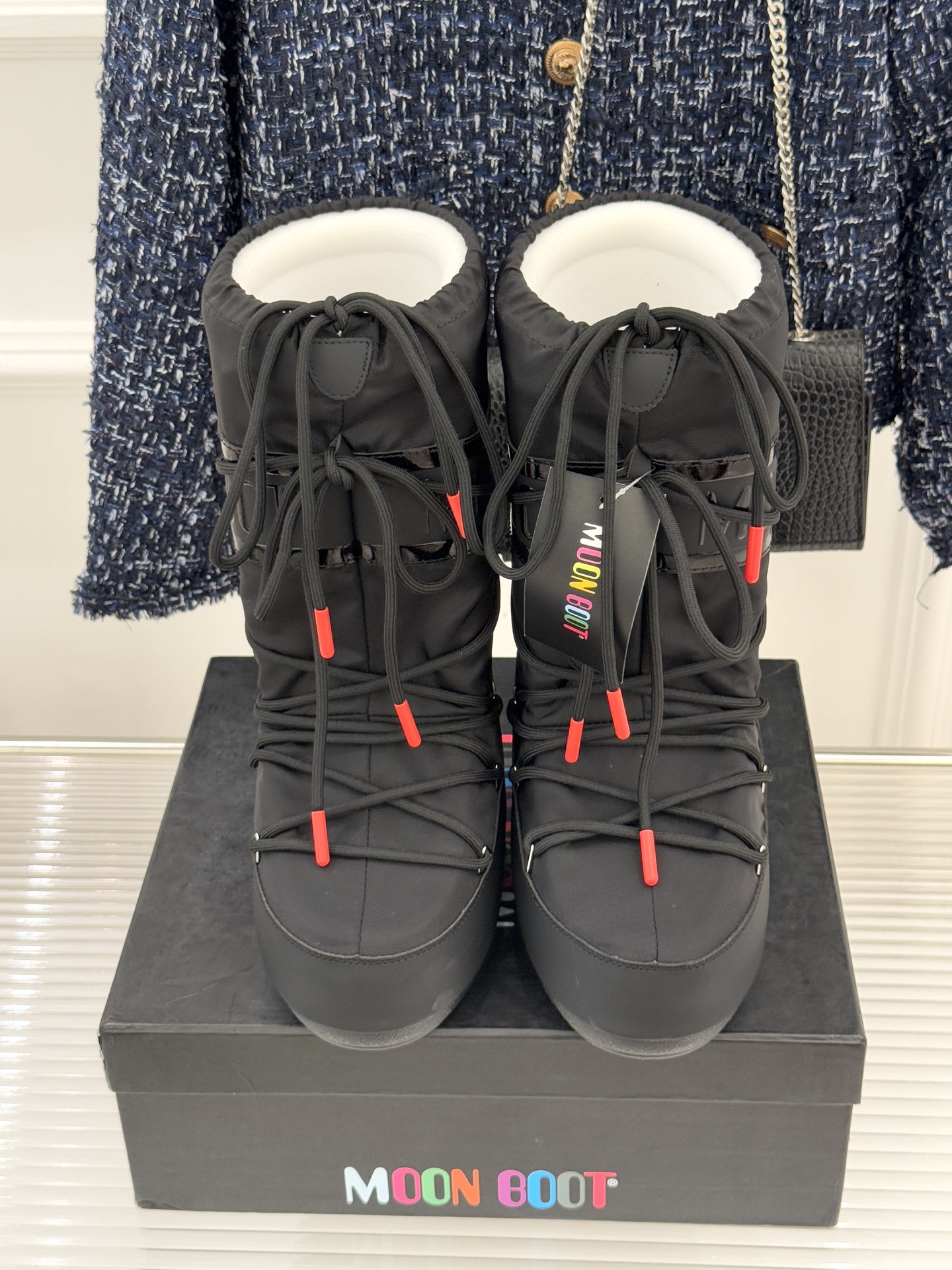 Moon Boot经典爆款滑雪月亮靴雪地靴系列当凛冽寒风裹着碎雪漫过雪原当滑雪道的弧线在纯白天地间延展月