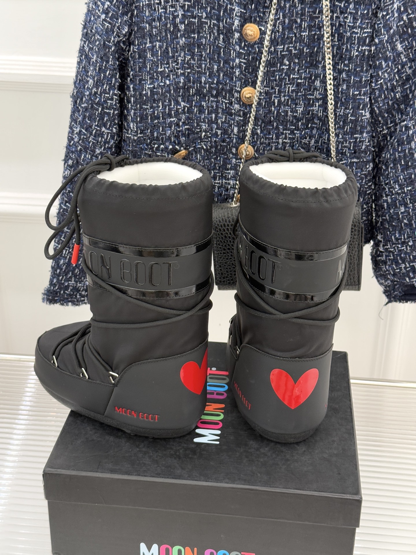 Moon Boot经典爆款滑雪月亮靴雪地靴系列当凛冽寒风裹着碎雪漫过雪原当滑雪道的弧线在纯白天地间延展月