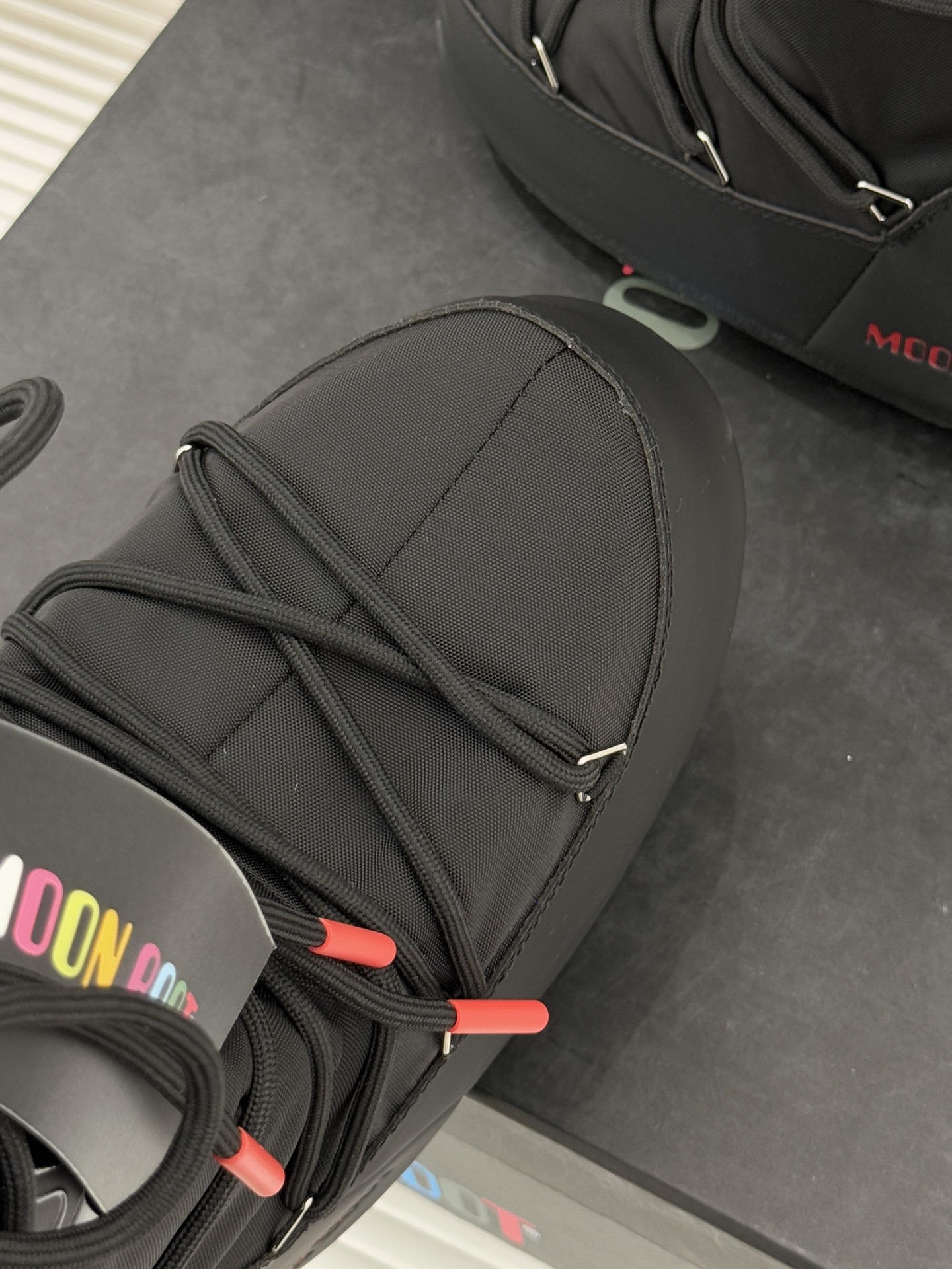 Moon Boot经典爆款滑雪月亮靴雪地靴系列当凛冽寒风裹着碎雪漫过雪原当滑雪道的弧线在纯白天地间延展月