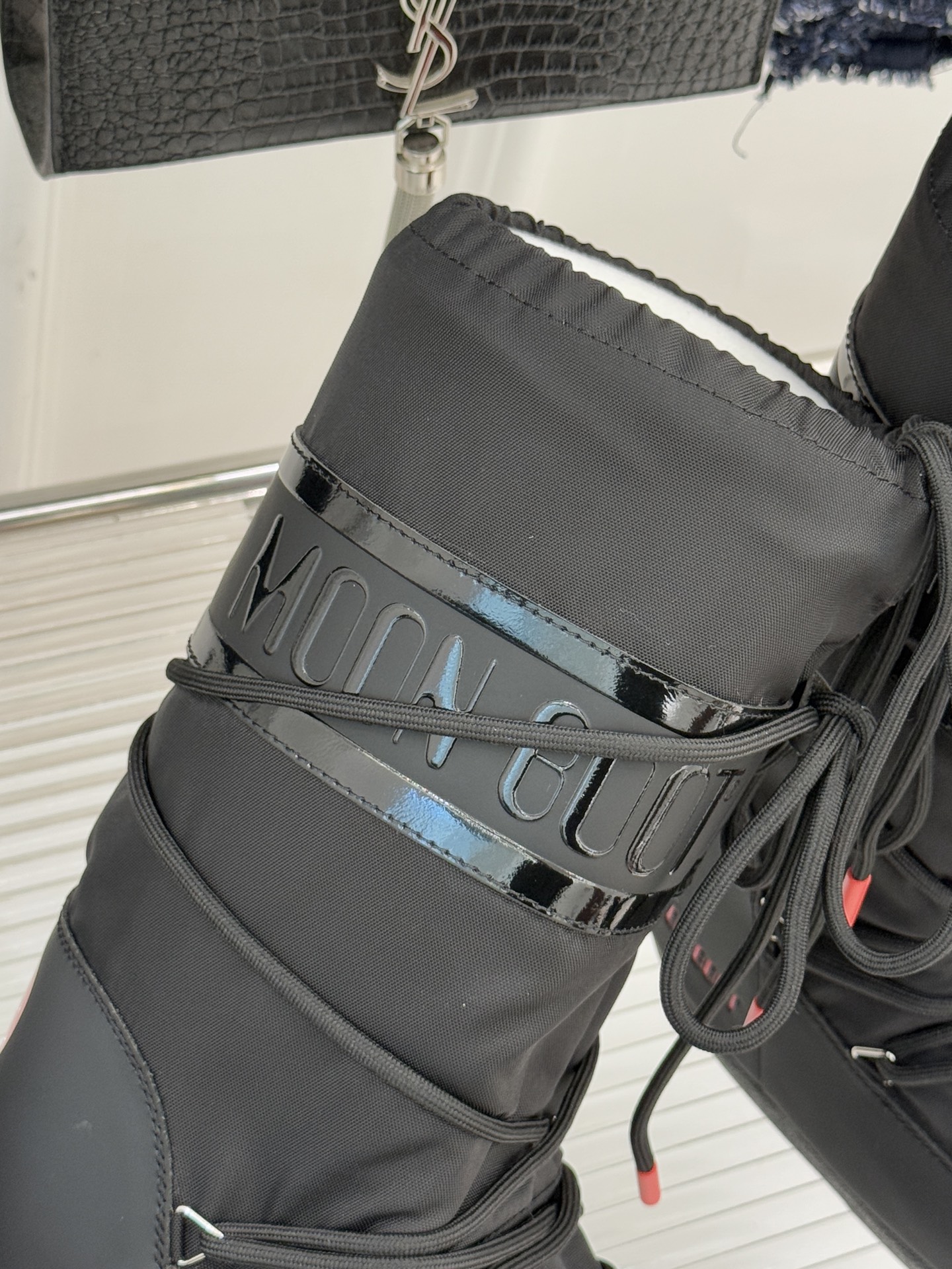 Moon Boot经典爆款滑雪月亮靴雪地靴系列当凛冽寒风裹着碎雪漫过雪原当滑雪道的弧线在纯白天地间延展月