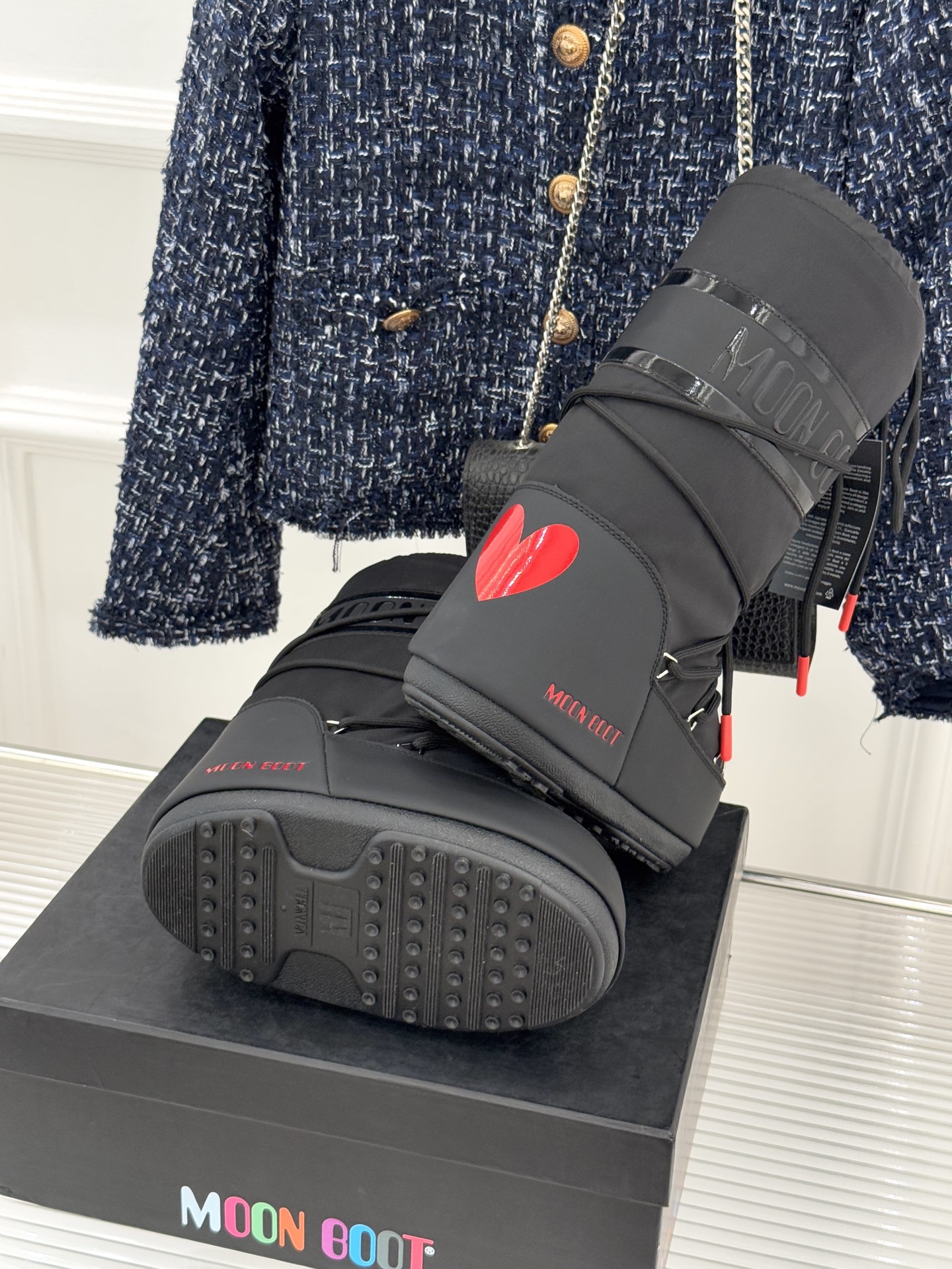 Moon Boot经典爆款滑雪月亮靴雪地靴系列当凛冽寒风裹着碎雪漫过雪原当滑雪道的弧线在纯白天地间延展月