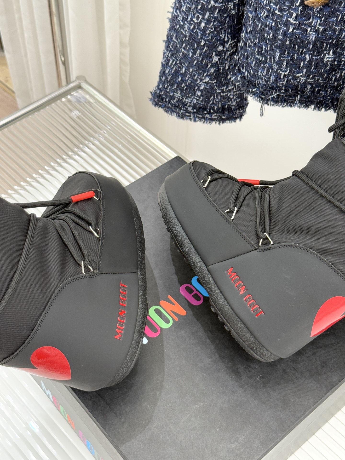 Moon Boot经典爆款滑雪月亮靴雪地靴系列当凛冽寒风裹着碎雪漫过雪原当滑雪道的弧线在纯白天地间延展月