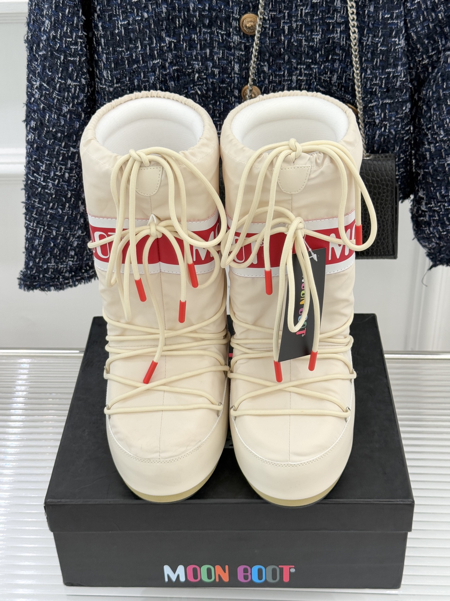 Moon Boot经典爆款滑雪月亮靴雪地靴系列当凛冽寒风裹着碎雪漫过雪原当滑雪道的弧线在纯白天地间延展月