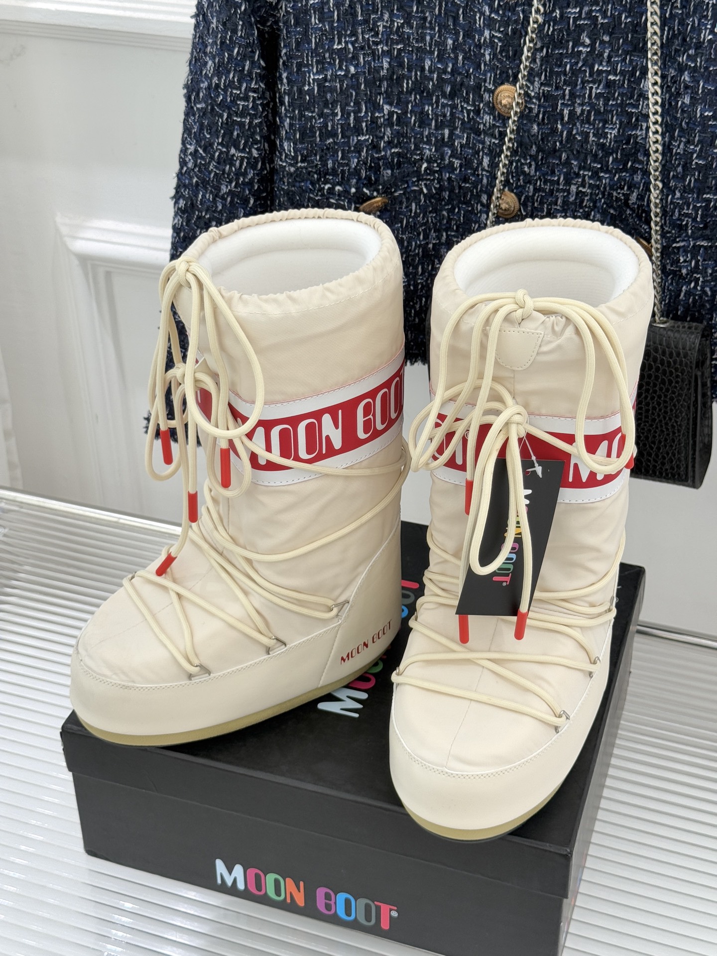 Moon Boot经典爆款滑雪月亮靴雪地靴系列当凛冽寒风裹着碎雪漫过雪原当滑雪道的弧线在纯白天地间延展月
