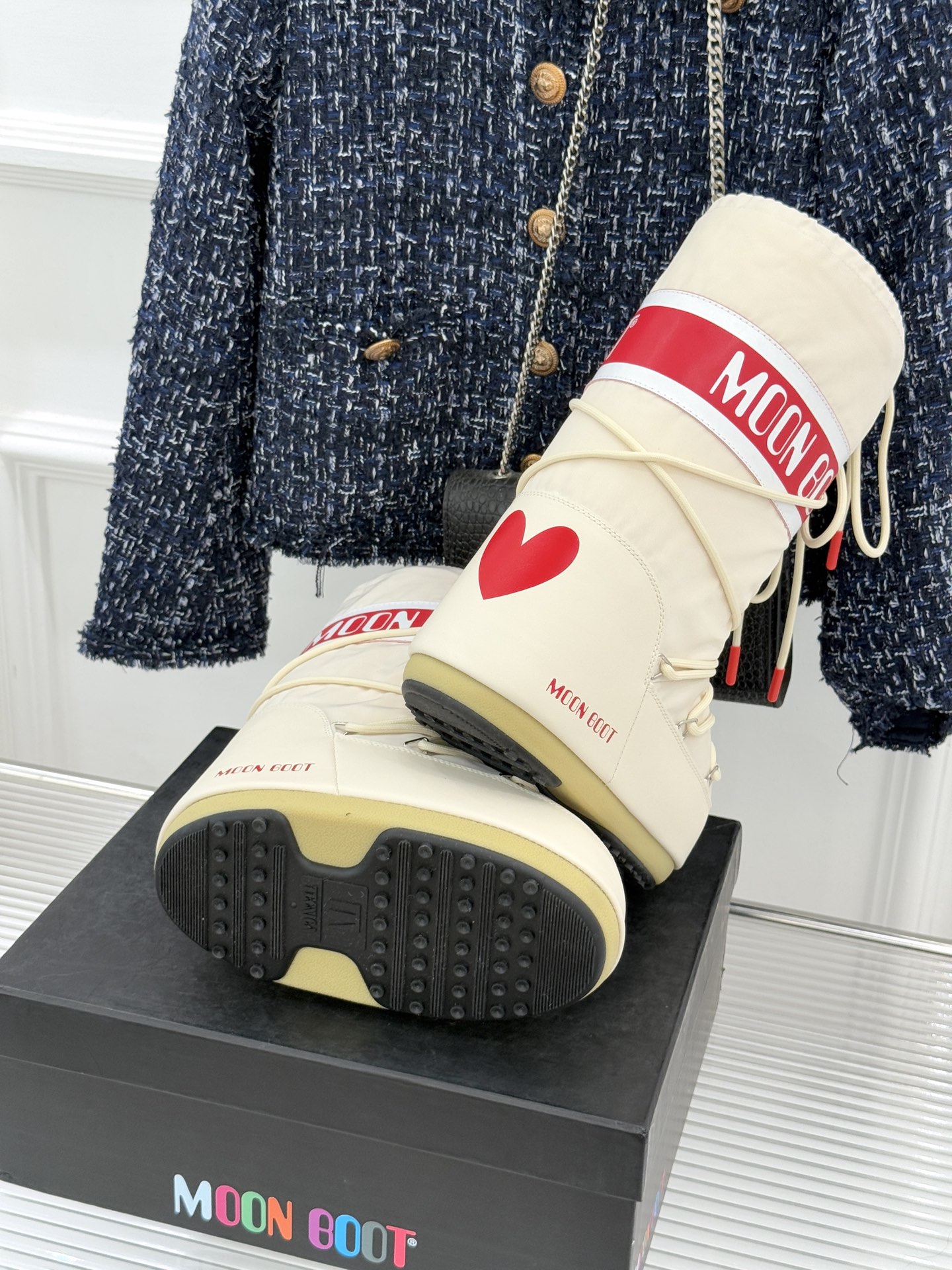 Moon Boot经典爆款滑雪月亮靴雪地靴系列当凛冽寒风裹着碎雪漫过雪原当滑雪道的弧线在纯白天地间延展月