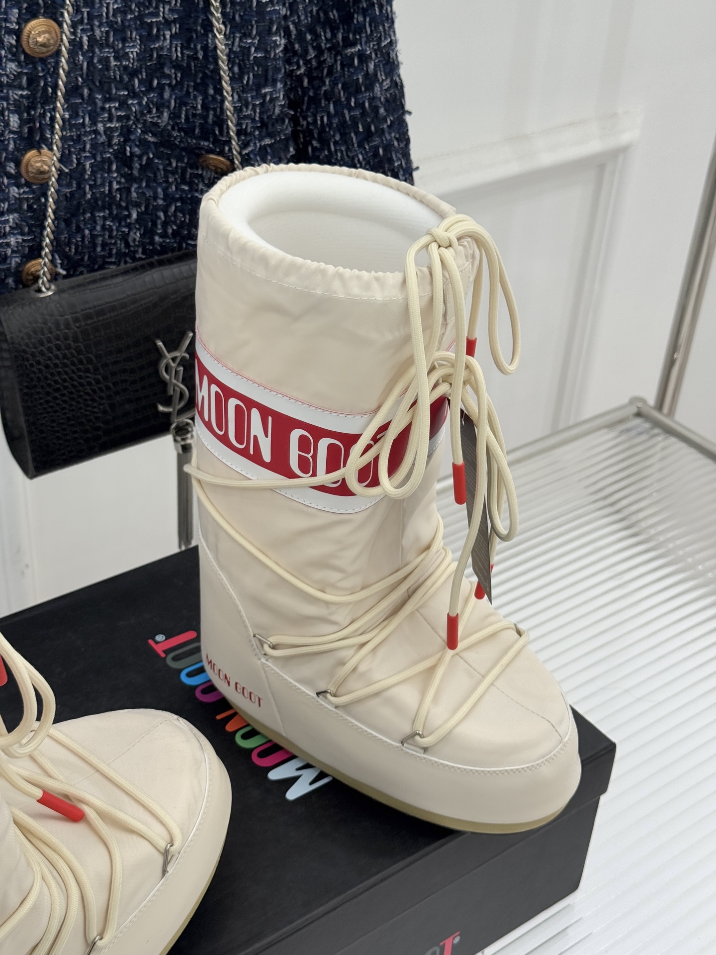 Moon Boot经典爆款滑雪月亮靴雪地靴系列当凛冽寒风裹着碎雪漫过雪原当滑雪道的弧线在纯白天地间延展月