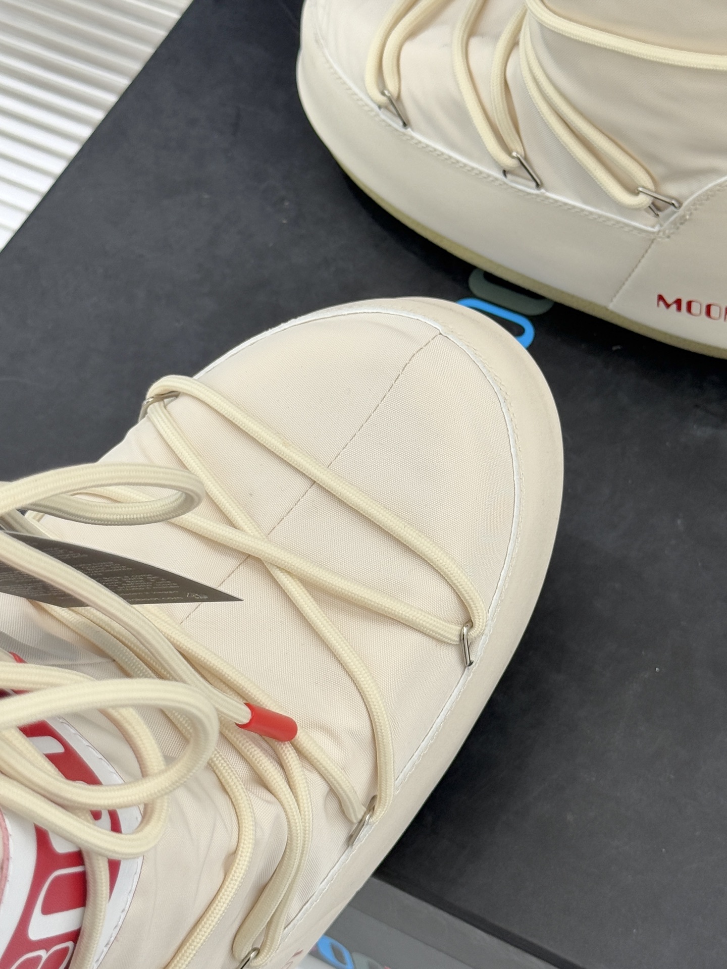 Moon Boot经典爆款滑雪月亮靴雪地靴系列当凛冽寒风裹着碎雪漫过雪原当滑雪道的弧线在纯白天地间延展月