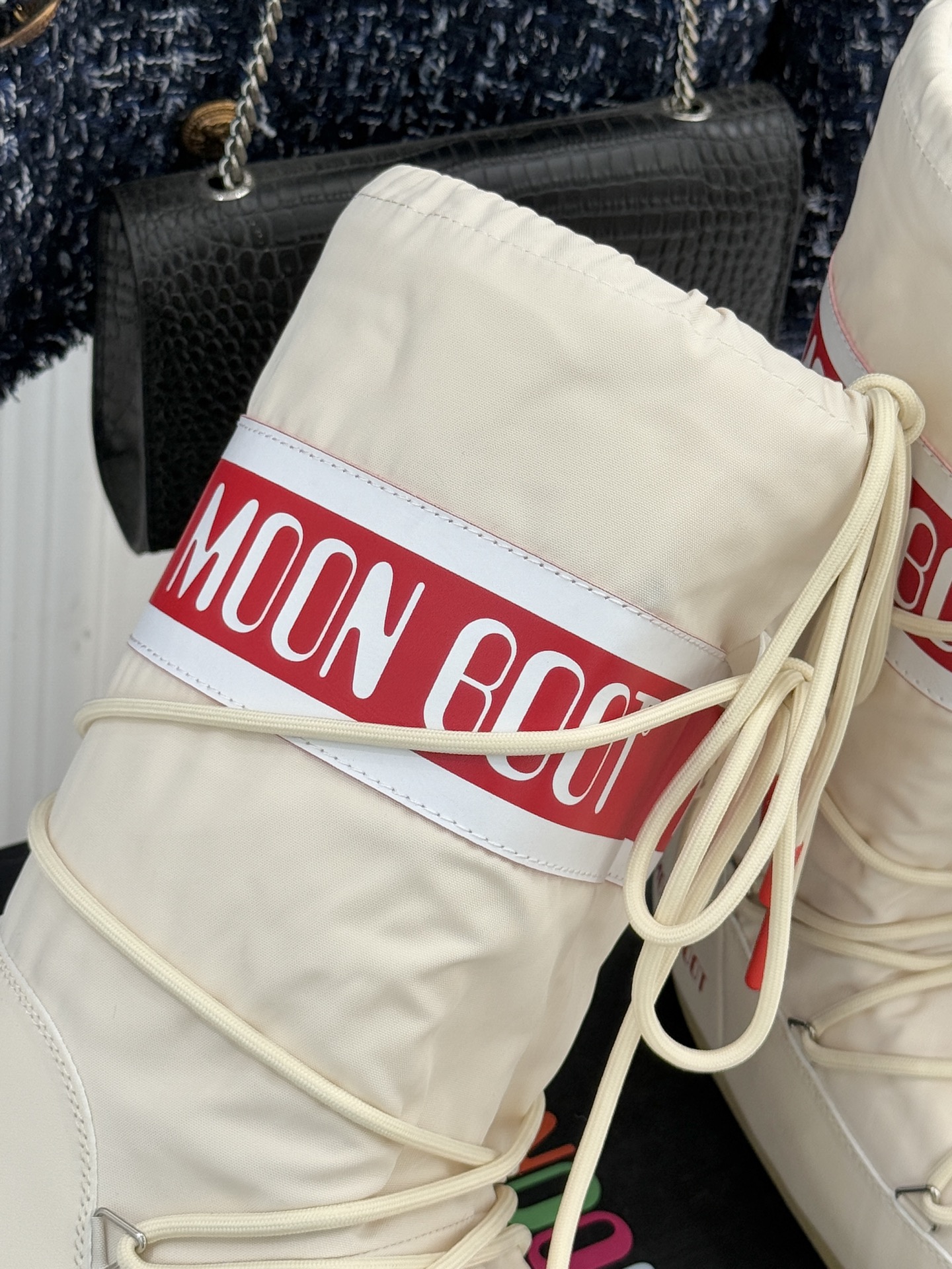 Moon Boot经典爆款滑雪月亮靴雪地靴系列当凛冽寒风裹着碎雪漫过雪原当滑雪道的弧线在纯白天地间延展月