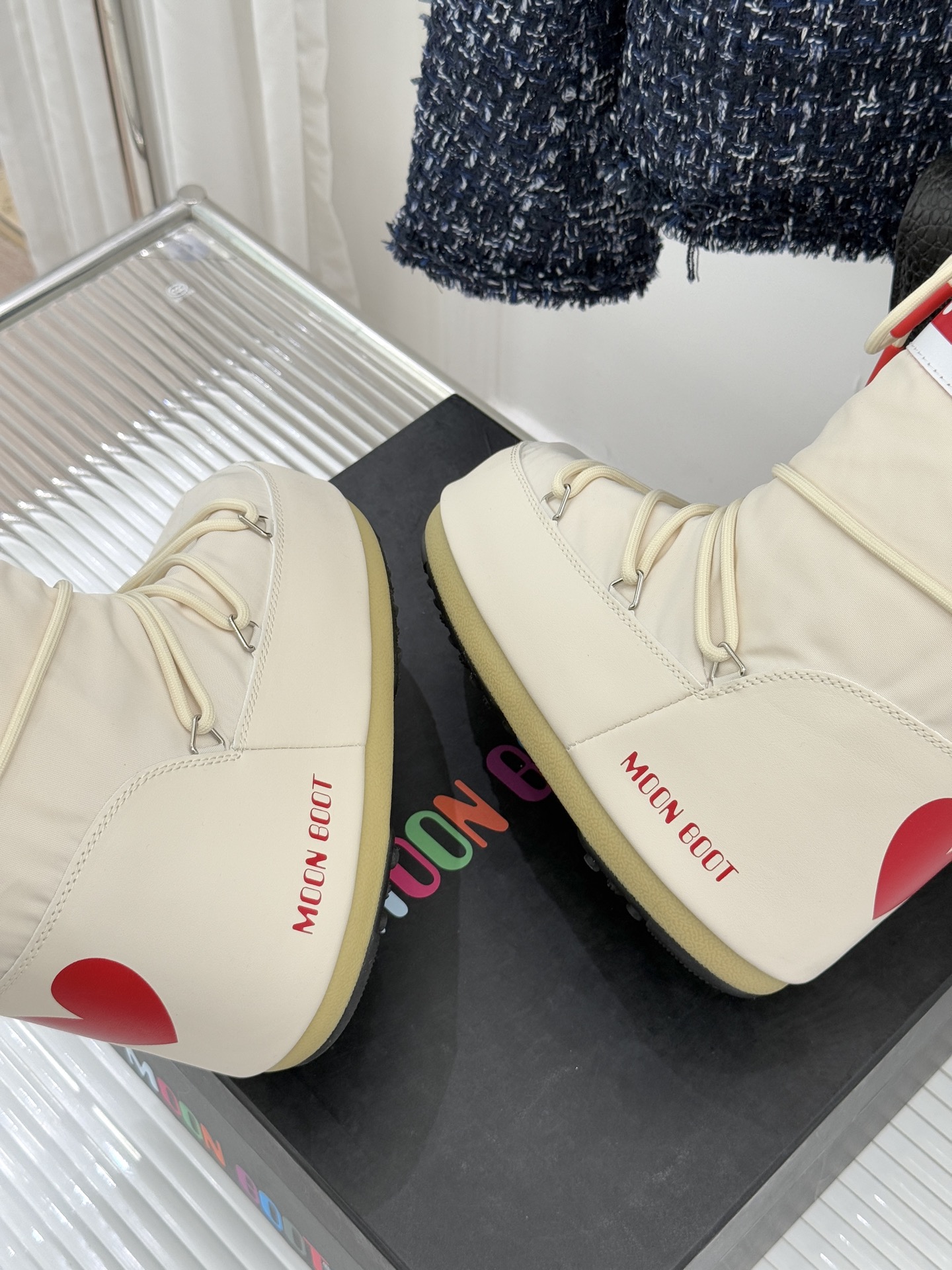 Moon Boot经典爆款滑雪月亮靴雪地靴系列当凛冽寒风裹着碎雪漫过雪原当滑雪道的弧线在纯白天地间延展月