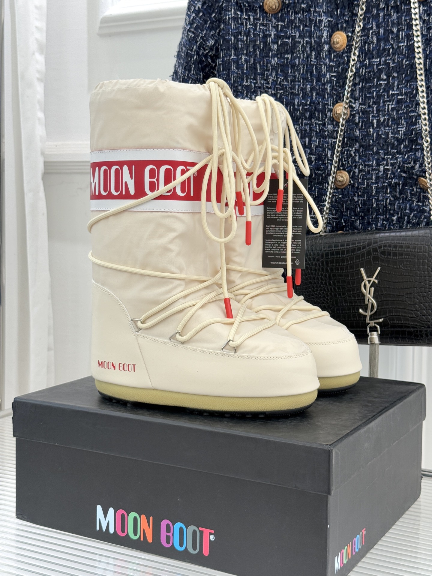 Moon Boot经典爆款滑雪月亮靴雪地靴系列当凛冽寒风裹着碎雪漫过雪原当滑雪道的弧线在纯白天地间延展月