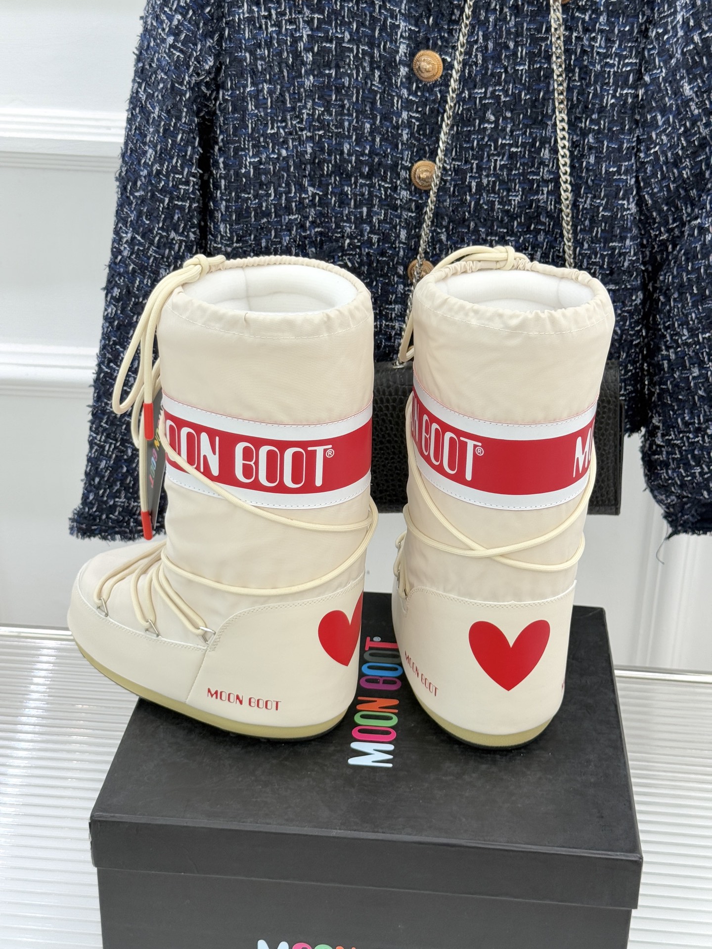 Moon Boot经典爆款滑雪月亮靴雪地靴系列当凛冽寒风裹着碎雪漫过雪原当滑雪道的弧线在纯白天地间延展月