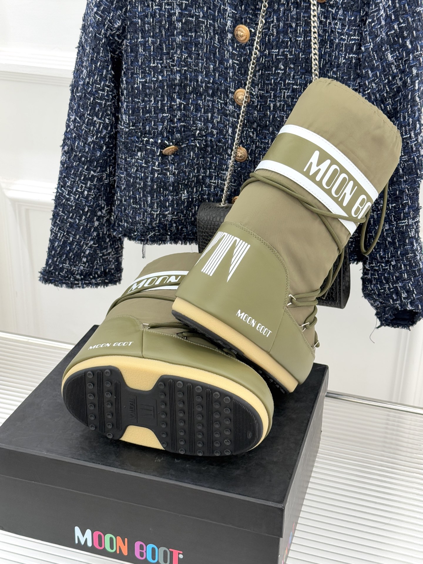 Moon Boot经典爆款滑雪月亮靴雪地靴系列当凛冽寒风裹着碎雪漫过雪原当滑雪道的弧线在纯白天地间延展月