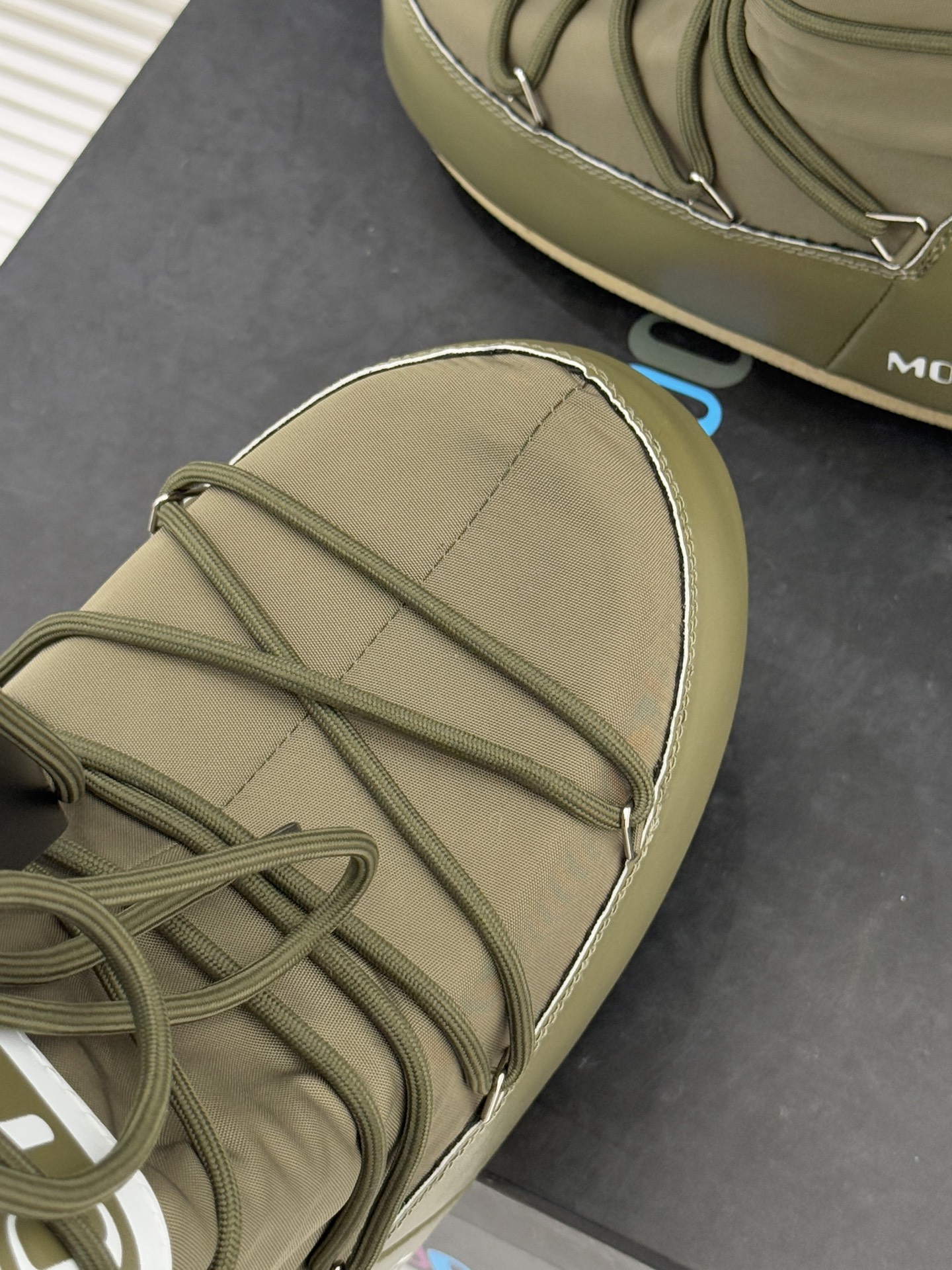 Moon Boot经典爆款滑雪月亮靴雪地靴系列当凛冽寒风裹着碎雪漫过雪原当滑雪道的弧线在纯白天地间延展月