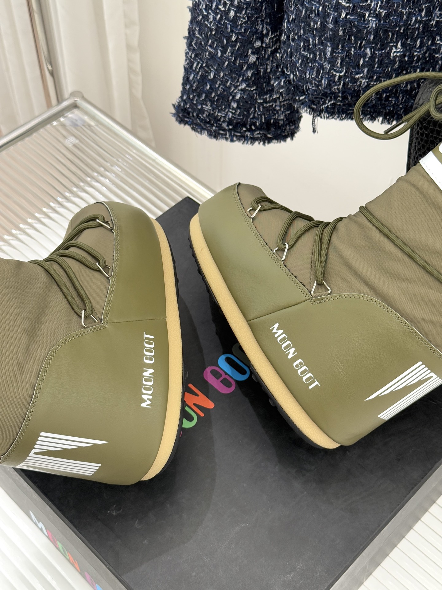 Moon Boot经典爆款滑雪月亮靴雪地靴系列当凛冽寒风裹着碎雪漫过雪原当滑雪道的弧线在纯白天地间延展月