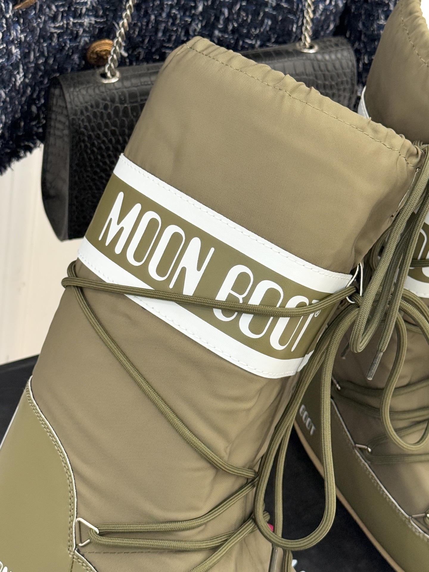 Moon Boot经典爆款滑雪月亮靴雪地靴系列当凛冽寒风裹着碎雪漫过雪原当滑雪道的弧线在纯白天地间延展月