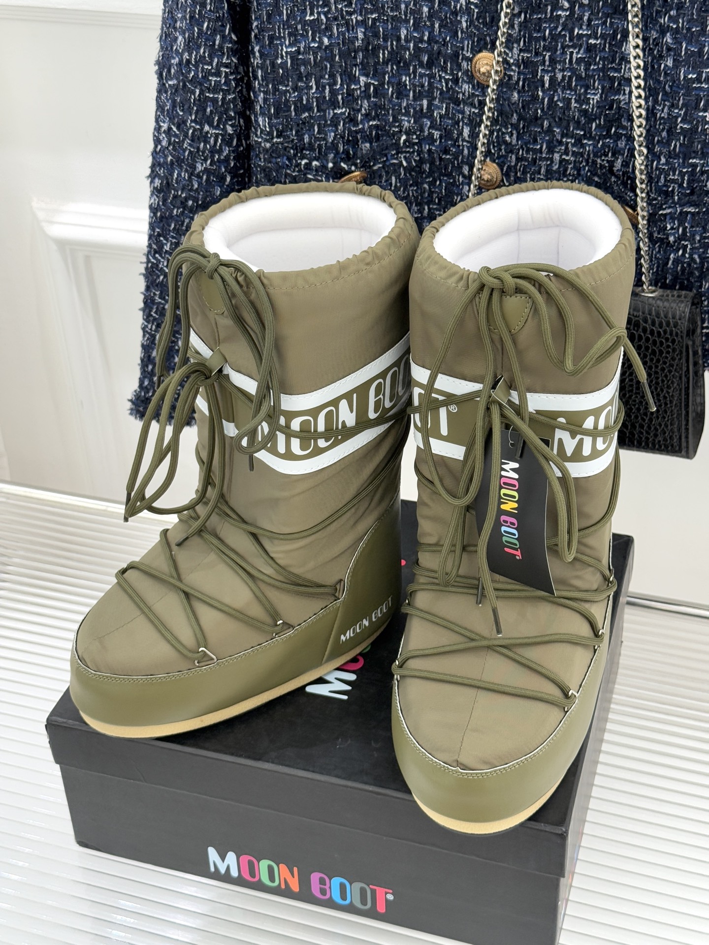 Moon Boot经典爆款滑雪月亮靴雪地靴系列当凛冽寒风裹着碎雪漫过雪原当滑雪道的弧线在纯白天地间延展月