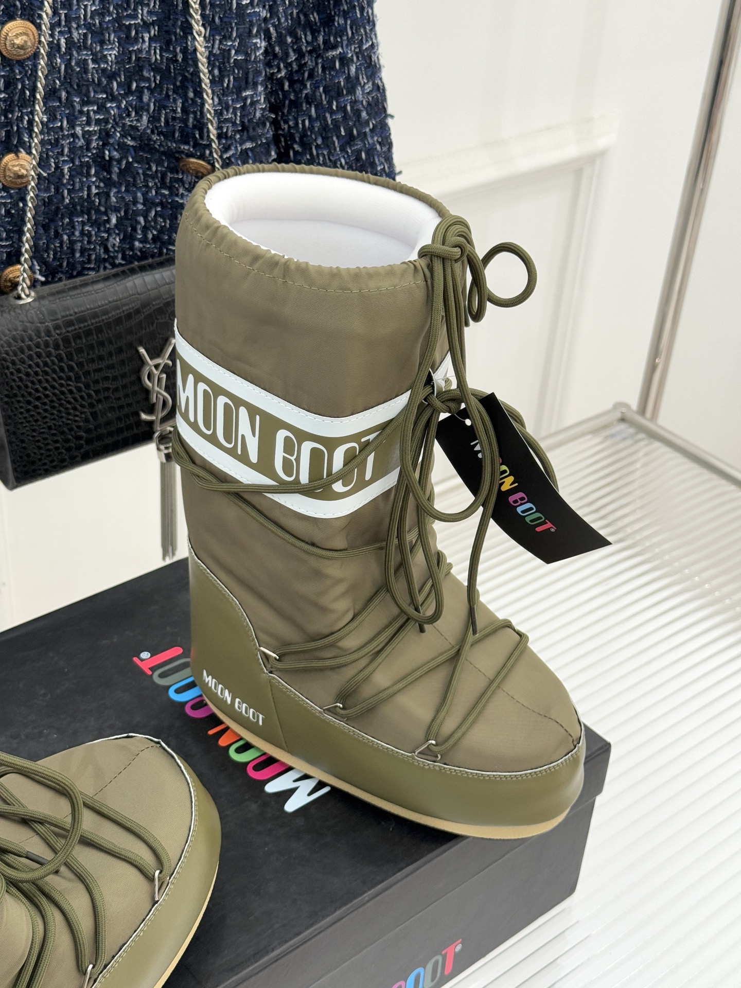 Moon Boot经典爆款滑雪月亮靴雪地靴系列当凛冽寒风裹着碎雪漫过雪原当滑雪道的弧线在纯白天地间延展月
