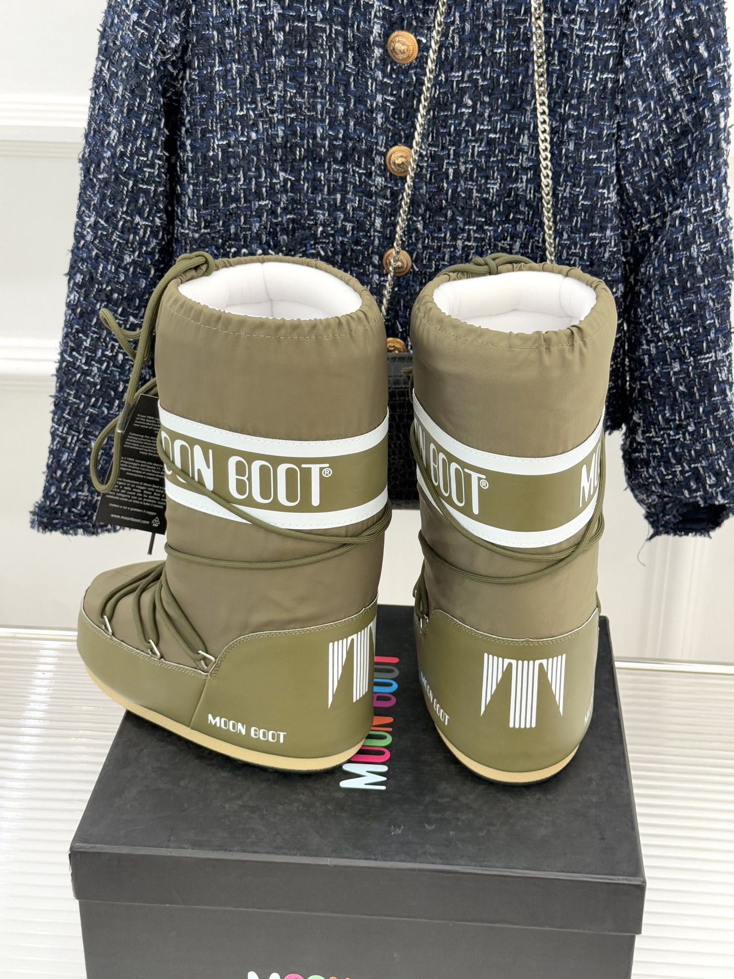 Moon Boot经典爆款滑雪月亮靴雪地靴系列当凛冽寒风裹着碎雪漫过雪原当滑雪道的弧线在纯白天地间延展月