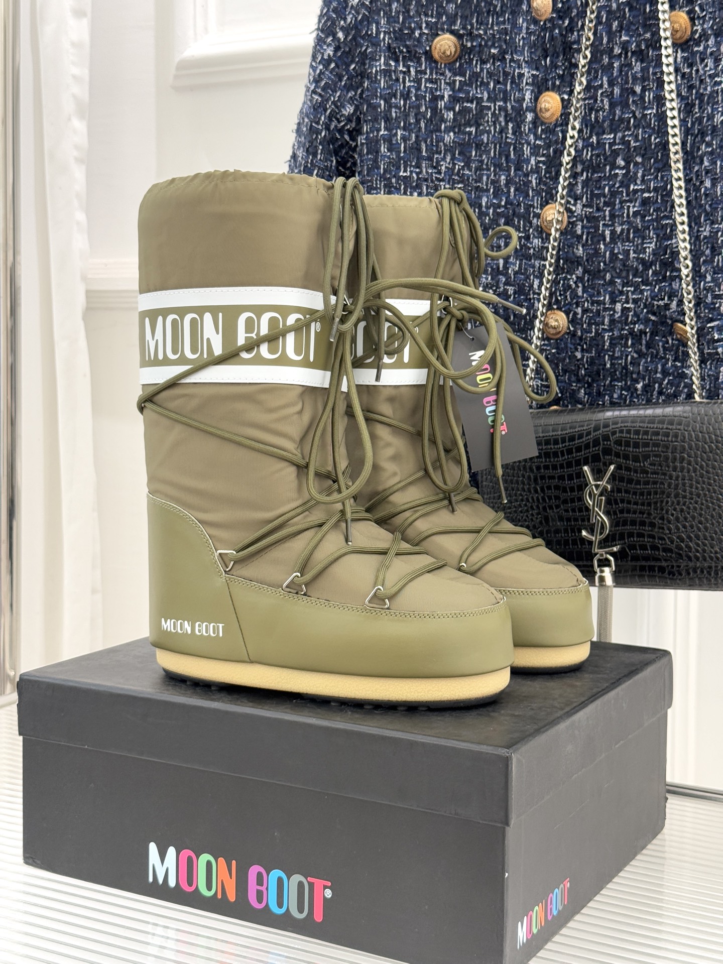 Moon Boot经典爆款滑雪月亮靴雪地靴系列当凛冽寒风裹着碎雪漫过雪原当滑雪道的弧线在纯白天地间延展月