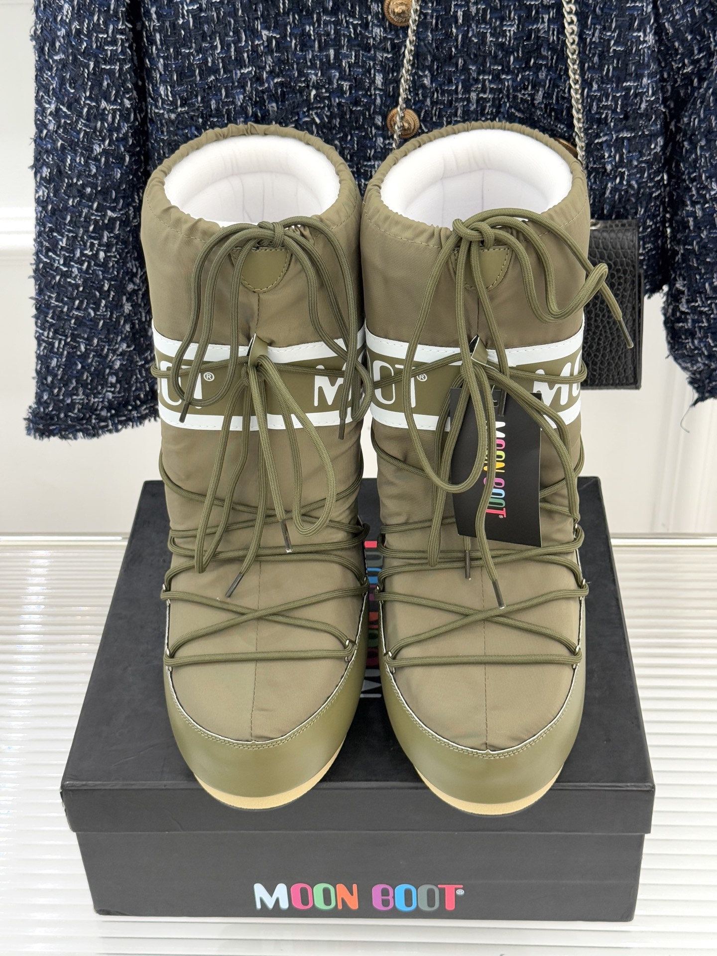 Moon Boot经典爆款滑雪月亮靴雪地靴系列当凛冽寒风裹着碎雪漫过雪原当滑雪道的弧线在纯白天地间延展月