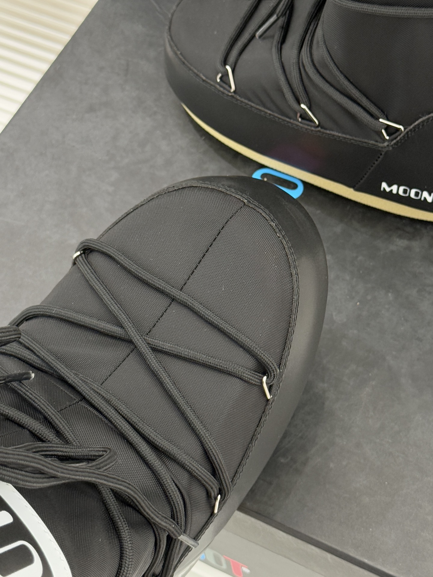 Moon Boot经典爆款滑雪月亮靴雪地靴系列当凛冽寒风裹着碎雪漫过雪原当滑雪道的弧线在纯白天地间延展月