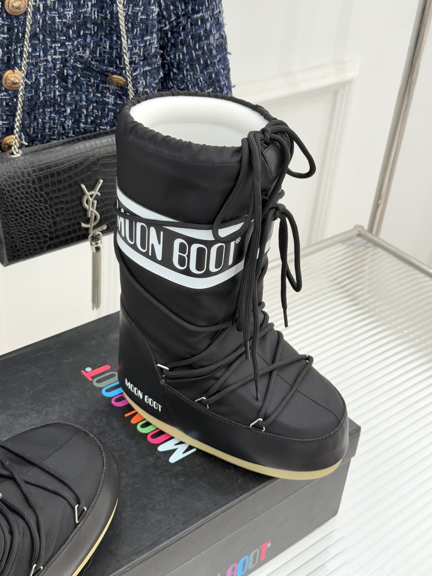 Moon Boot经典爆款滑雪月亮靴雪地靴系列当凛冽寒风裹着碎雪漫过雪原当滑雪道的弧线在纯白天地间延展月