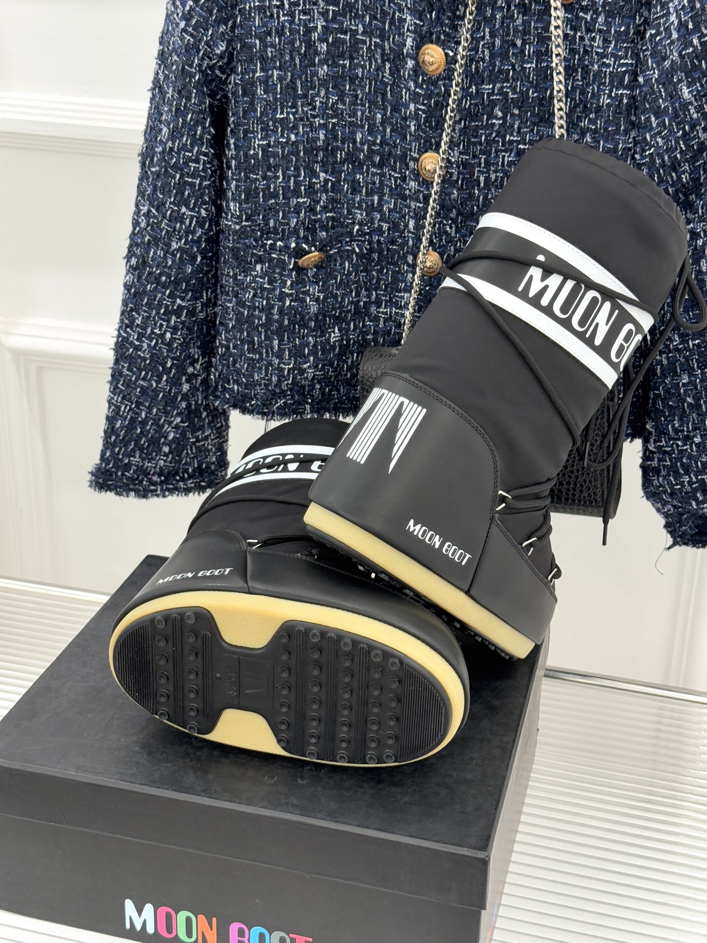 Moon Boot经典爆款滑雪月亮靴雪地靴系列当凛冽寒风裹着碎雪漫过雪原当滑雪道的弧线在纯白天地间延展月