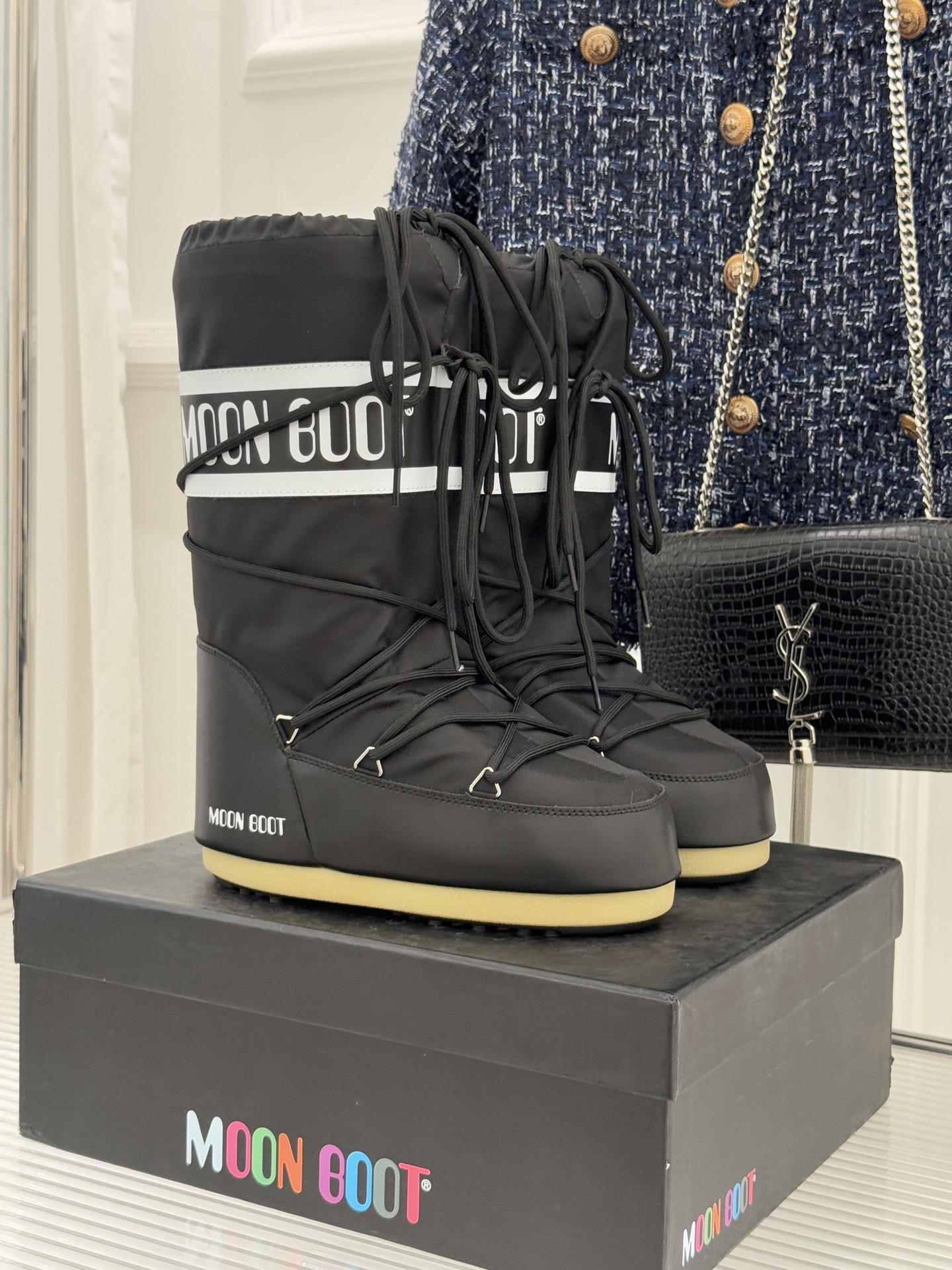 Moon Boot经典爆款滑雪月亮靴雪地靴系列当凛冽寒风裹着碎雪漫过雪原当滑雪道的弧线在纯白天地间延展月