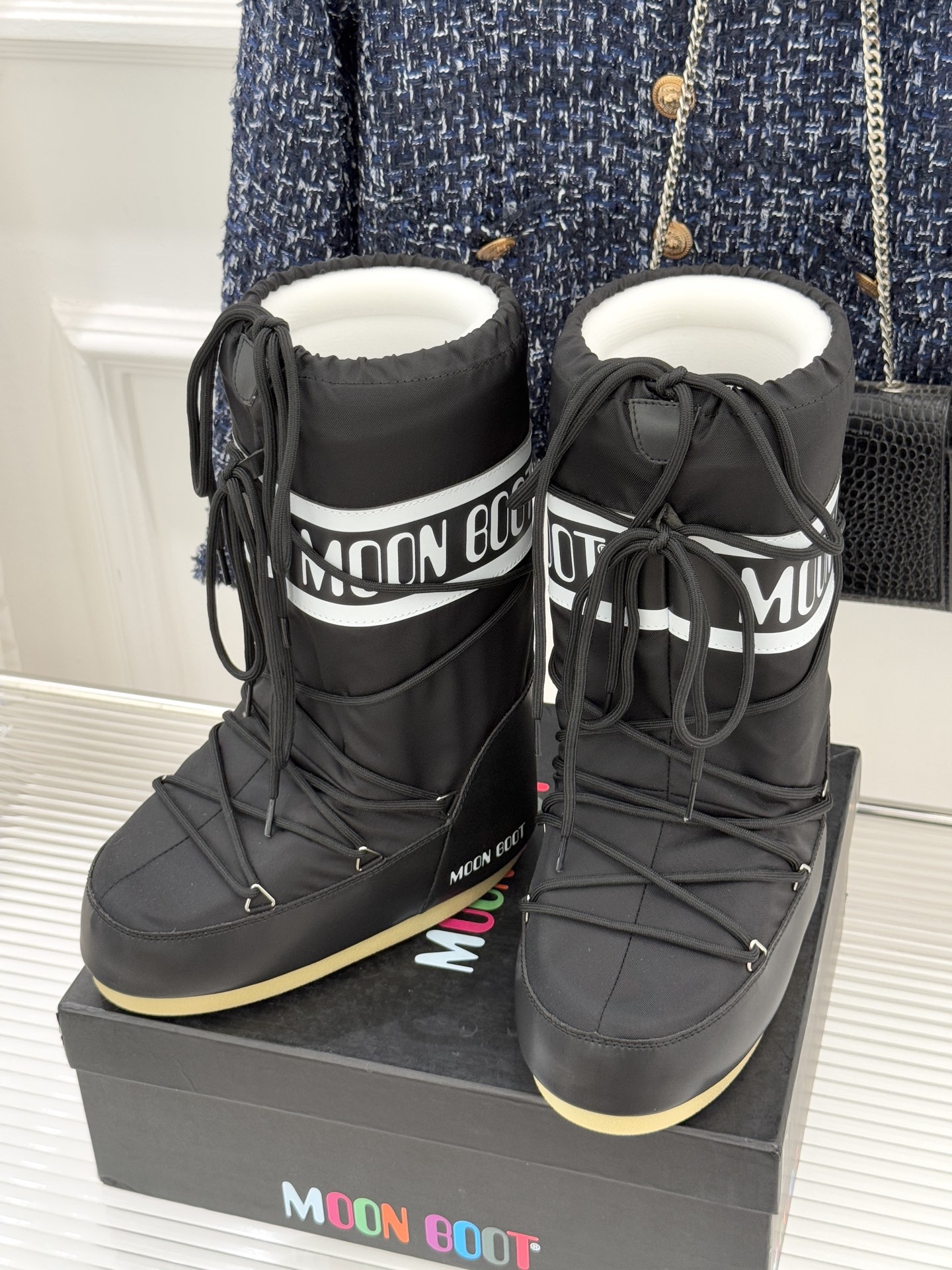 Moon Boot经典爆款滑雪月亮靴雪地靴系列当凛冽寒风裹着碎雪漫过雪原当滑雪道的弧线在纯白天地间延展月