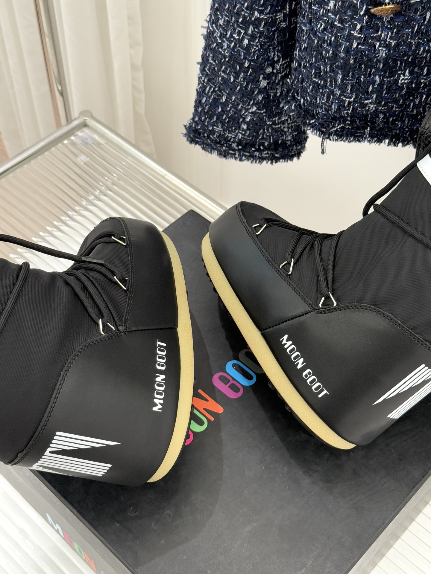 Moon Boot经典爆款滑雪月亮靴雪地靴系列当凛冽寒风裹着碎雪漫过雪原当滑雪道的弧线在纯白天地间延展月