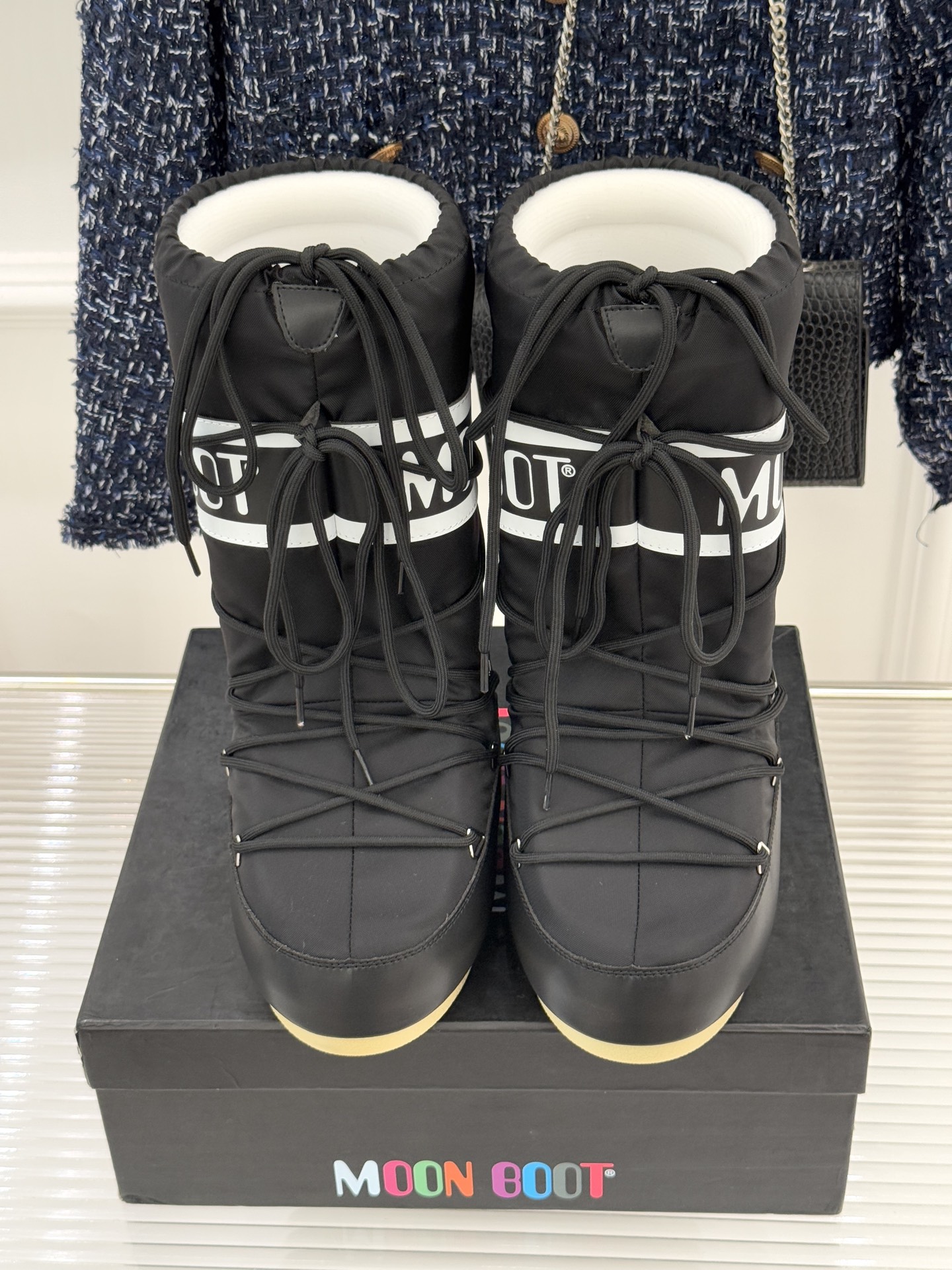 Moon Boot经典爆款滑雪月亮靴雪地靴系列当凛冽寒风裹着碎雪漫过雪原当滑雪道的弧线在纯白天地间延展月
