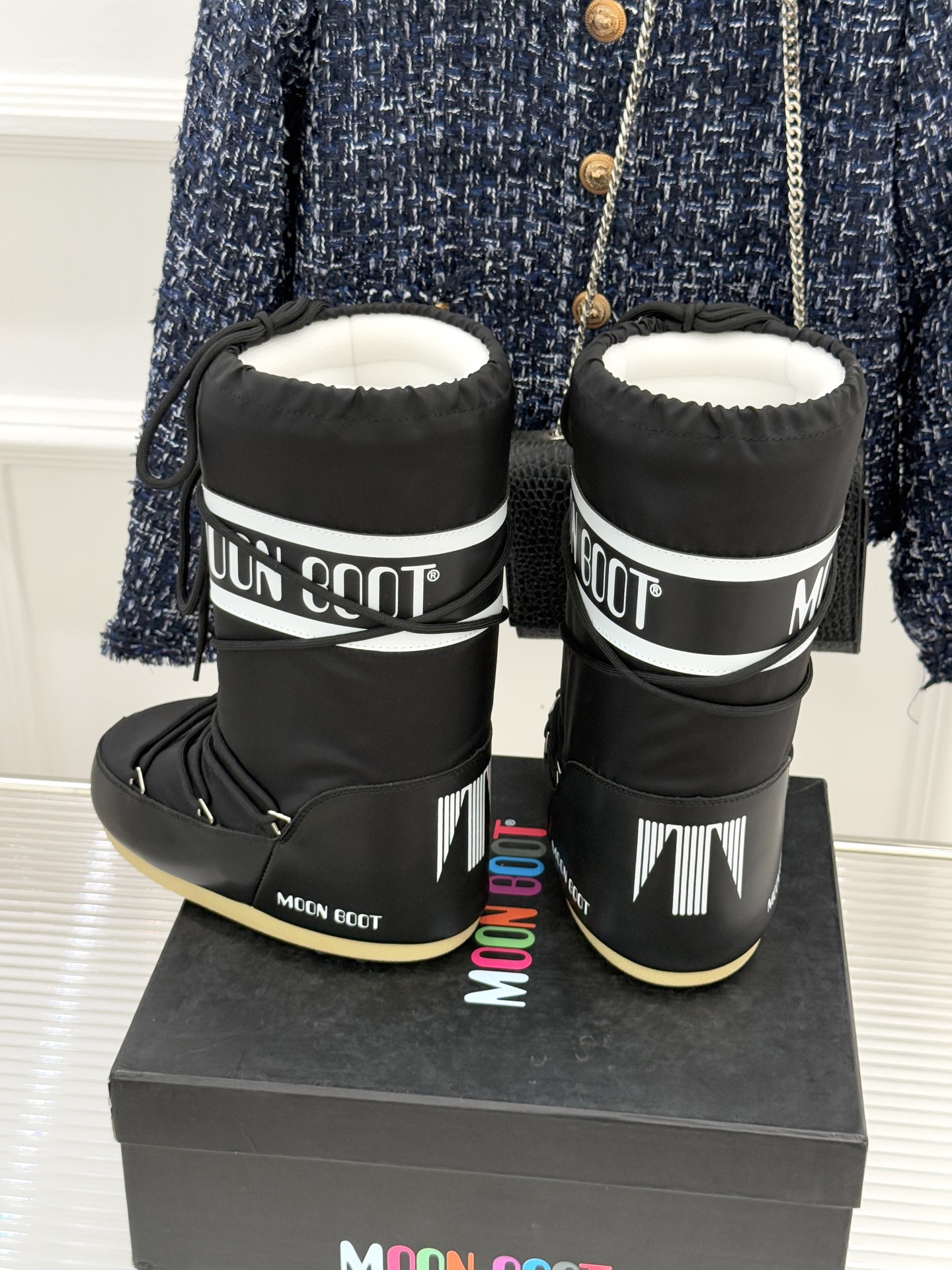 Moon Boot经典爆款滑雪月亮靴雪地靴系列当凛冽寒风裹着碎雪漫过雪原当滑雪道的弧线在纯白天地间延展月