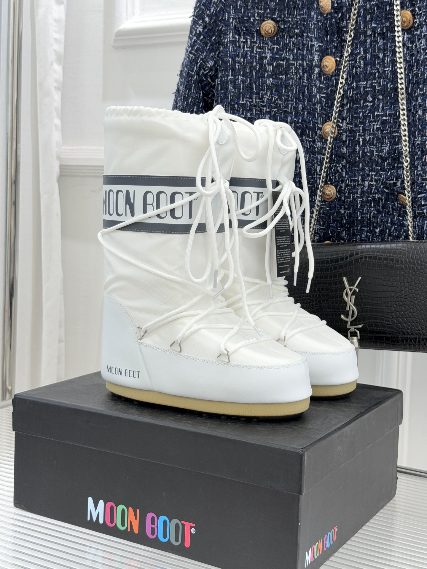 Moon Boot经典爆款滑雪月亮靴雪地靴系列当凛冽寒风裹着碎雪漫过雪原当滑雪道的弧线在纯白天地间延展月