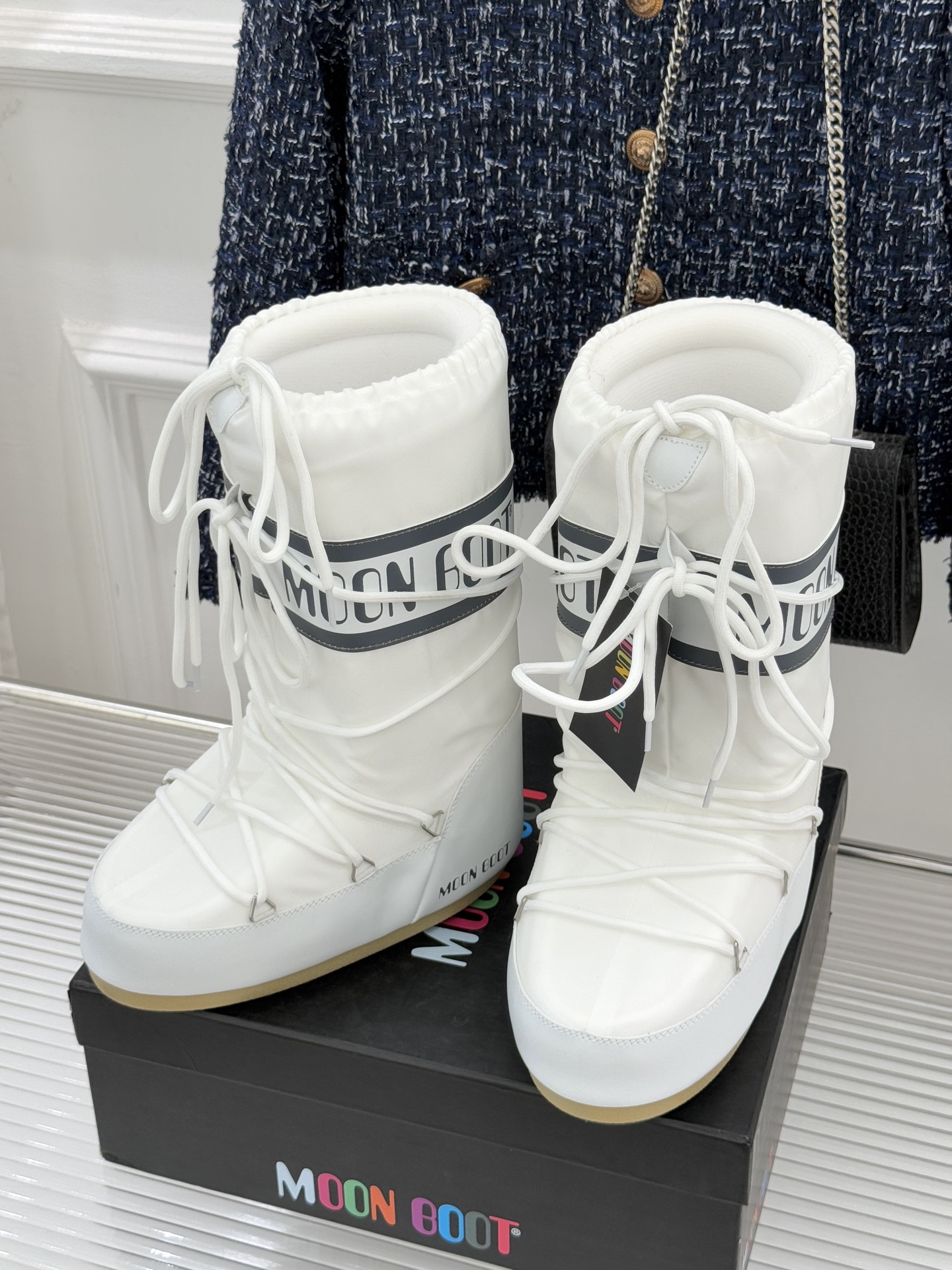 Moon Boot经典爆款滑雪月亮靴雪地靴系列当凛冽寒风裹着碎雪漫过雪原当滑雪道的弧线在纯白天地间延展月
