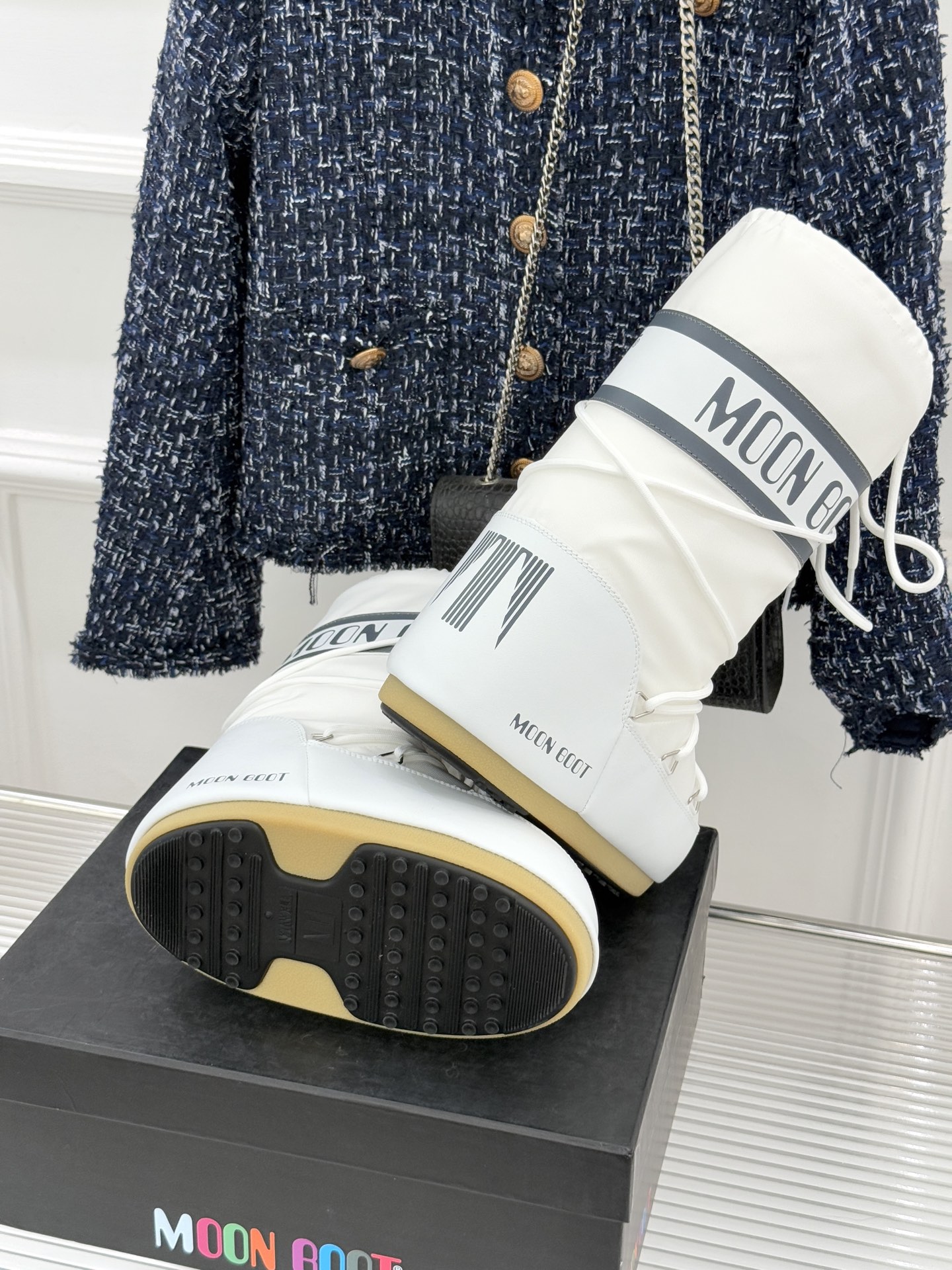 Moon Boot经典爆款滑雪月亮靴雪地靴系列当凛冽寒风裹着碎雪漫过雪原当滑雪道的弧线在纯白天地间延展月