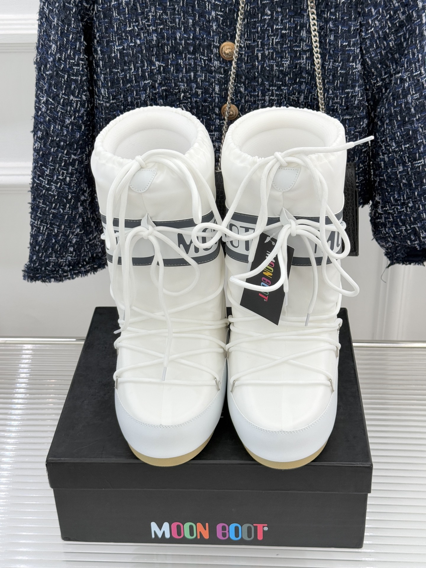 Moon Boot经典爆款滑雪月亮靴雪地靴系列当凛冽寒风裹着碎雪漫过雪原当滑雪道的弧线在纯白天地间延展月