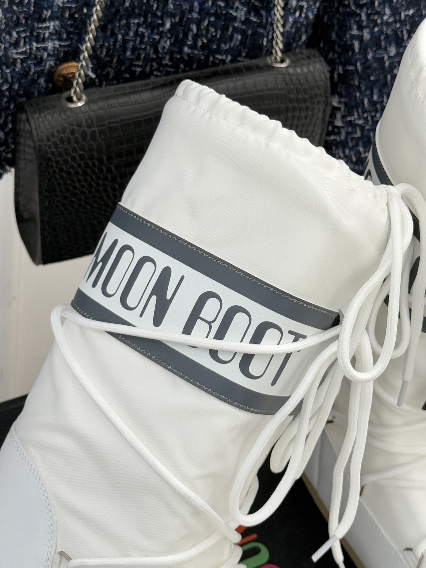 Moon Boot经典爆款滑雪月亮靴雪地靴系列当凛冽寒风裹着碎雪漫过雪原当滑雪道的弧线在纯白天地间延展月