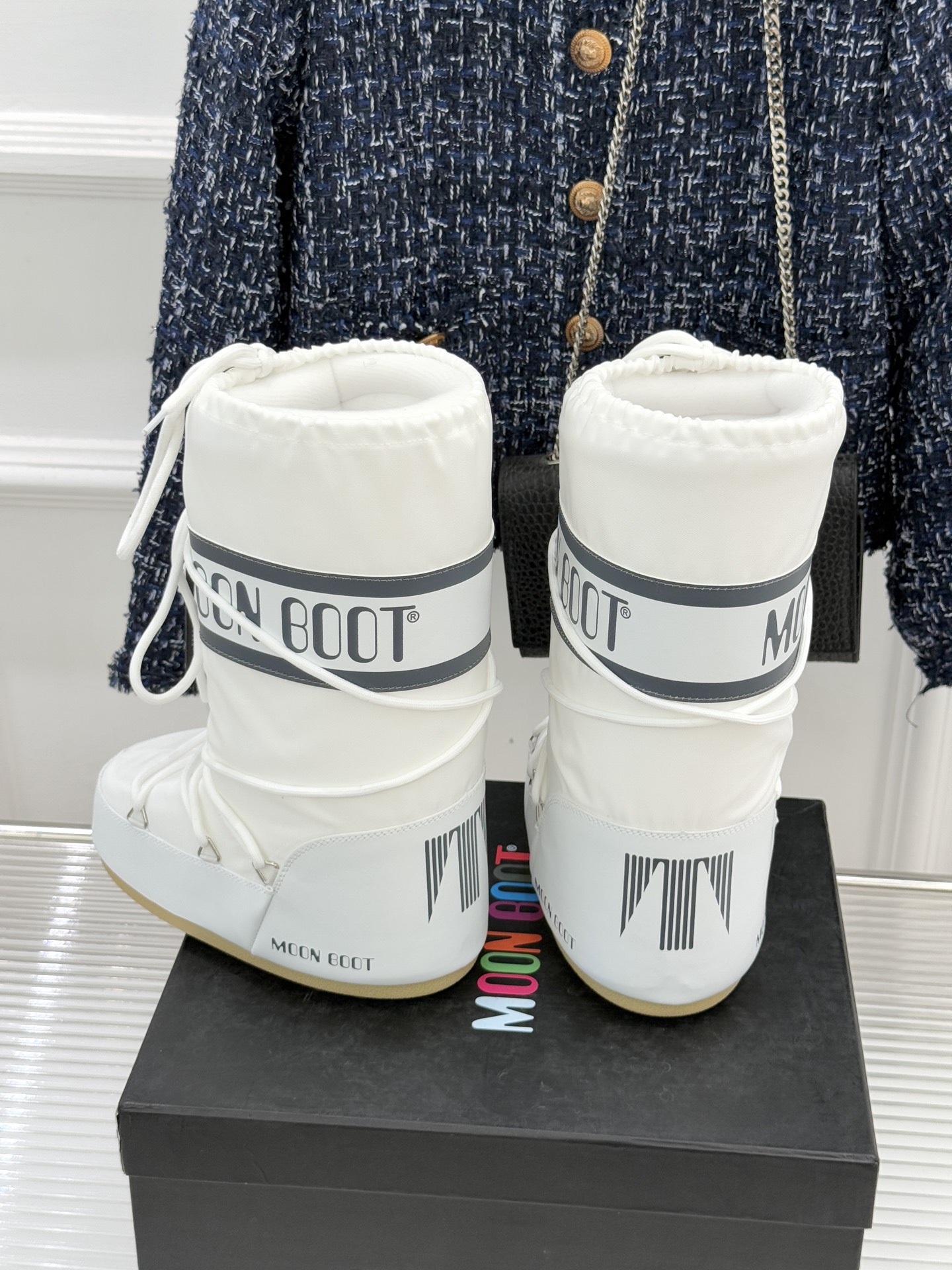 Moon Boot经典爆款滑雪月亮靴雪地靴系列当凛冽寒风裹着碎雪漫过雪原当滑雪道的弧线在纯白天地间延展月