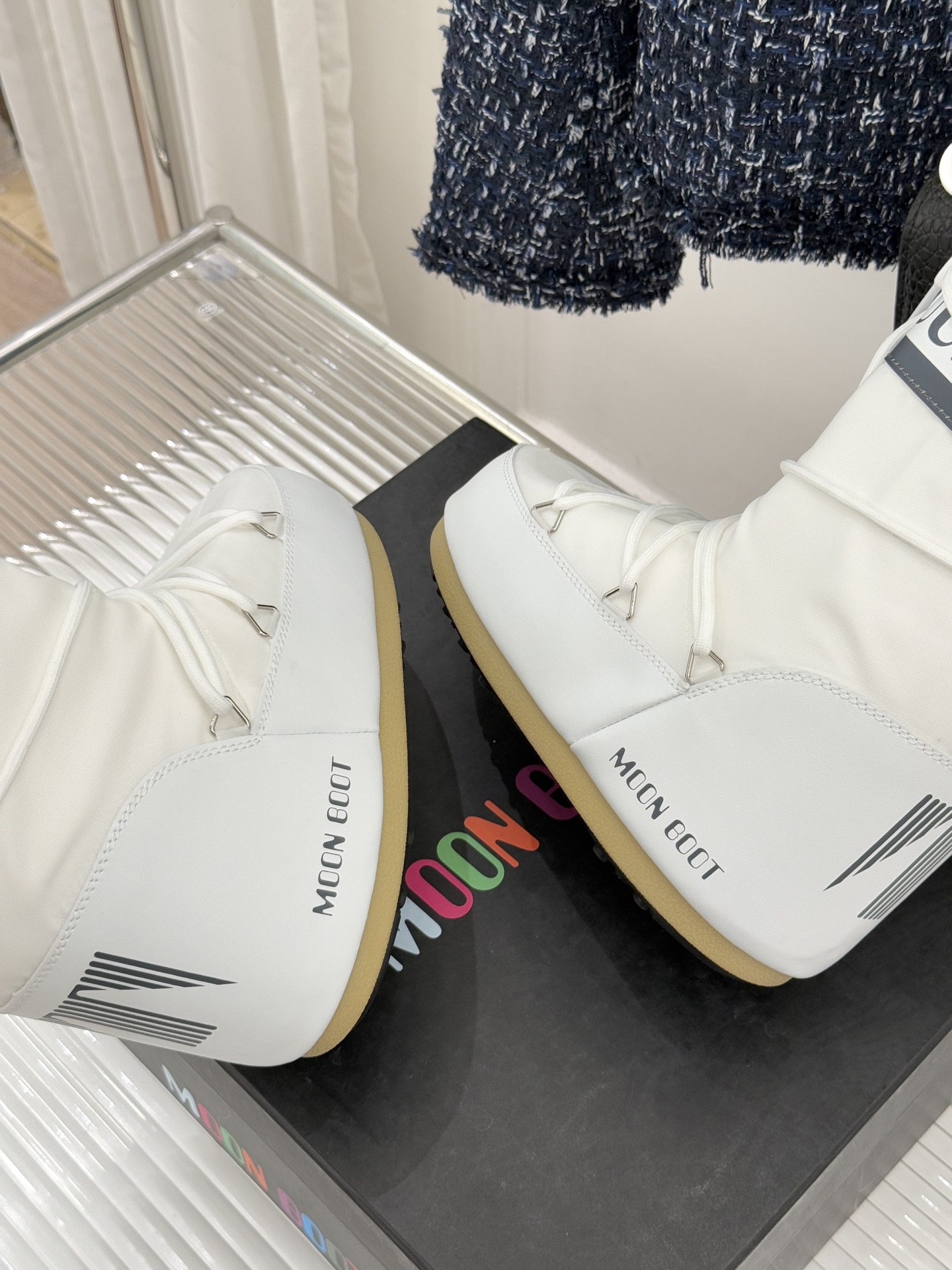 Moon Boot经典爆款滑雪月亮靴雪地靴系列当凛冽寒风裹着碎雪漫过雪原当滑雪道的弧线在纯白天地间延展月