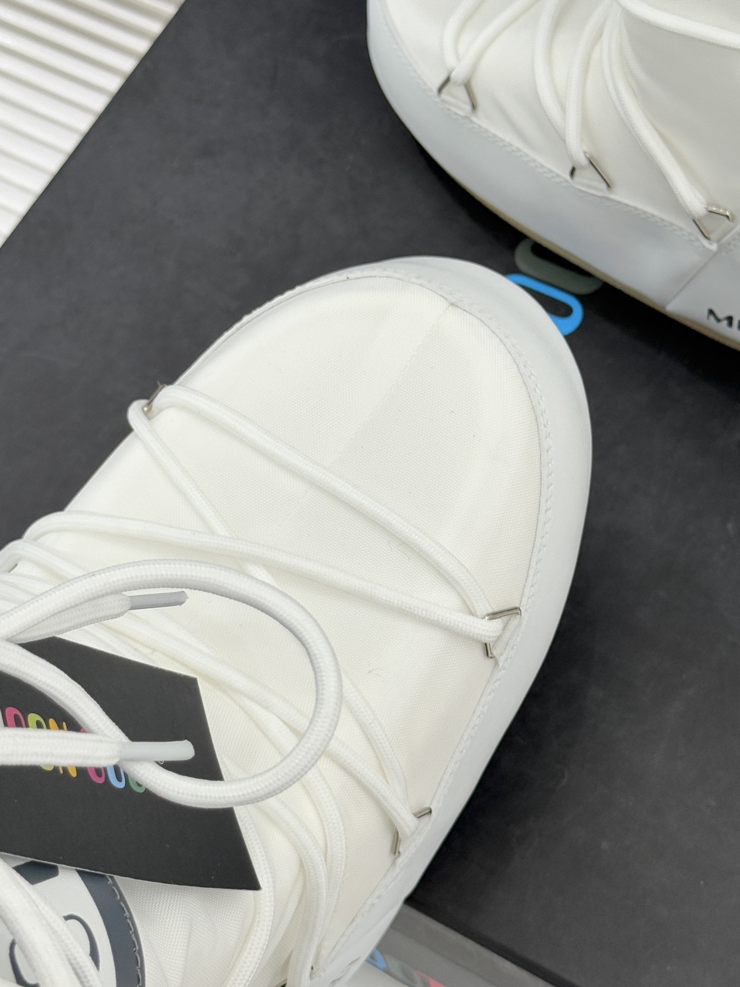 Moon Boot经典爆款滑雪月亮靴雪地靴系列当凛冽寒风裹着碎雪漫过雪原当滑雪道的弧线在纯白天地间延展月