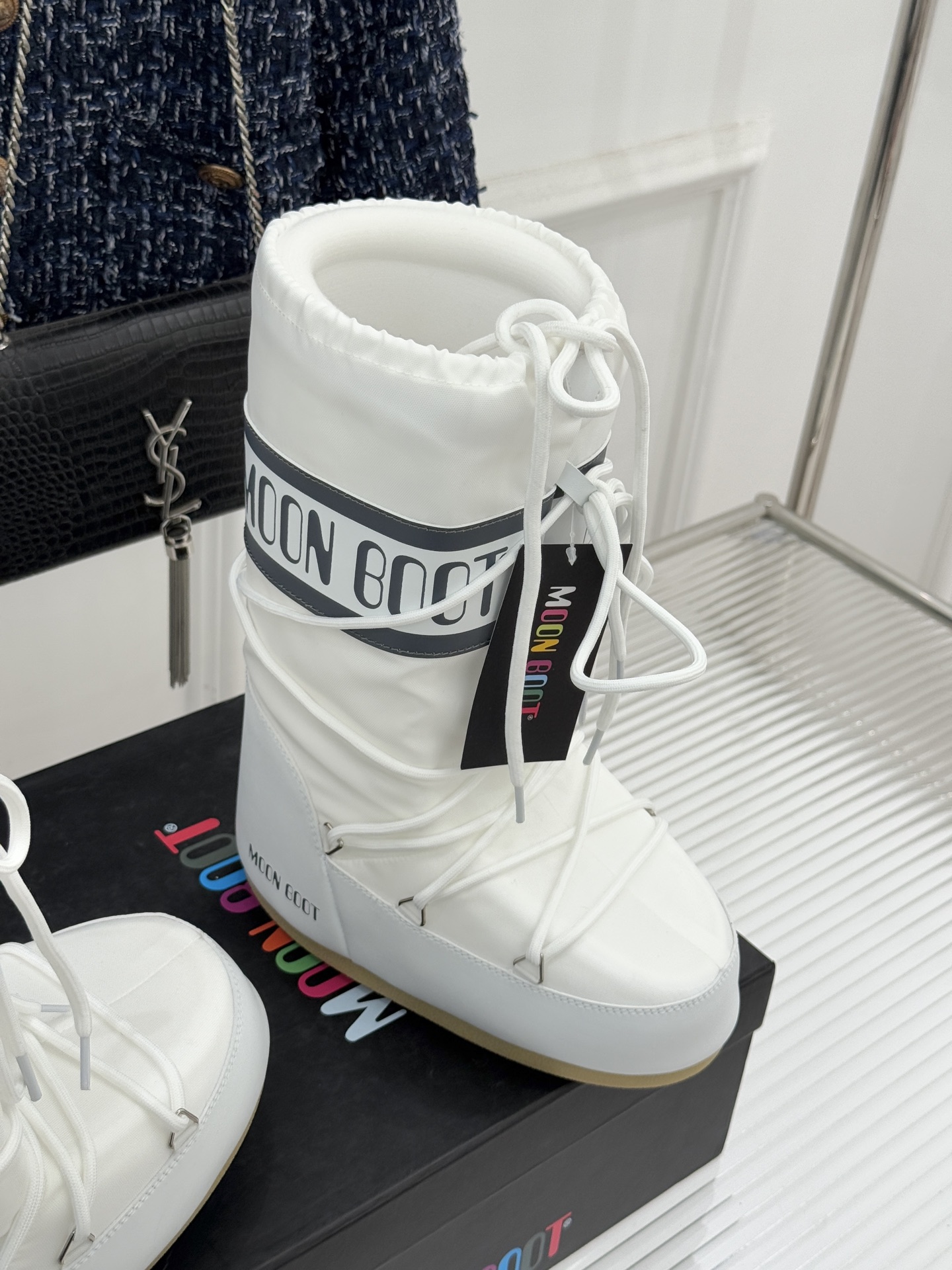 Moon Boot经典爆款滑雪月亮靴雪地靴系列当凛冽寒风裹着碎雪漫过雪原当滑雪道的弧线在纯白天地间延展月
