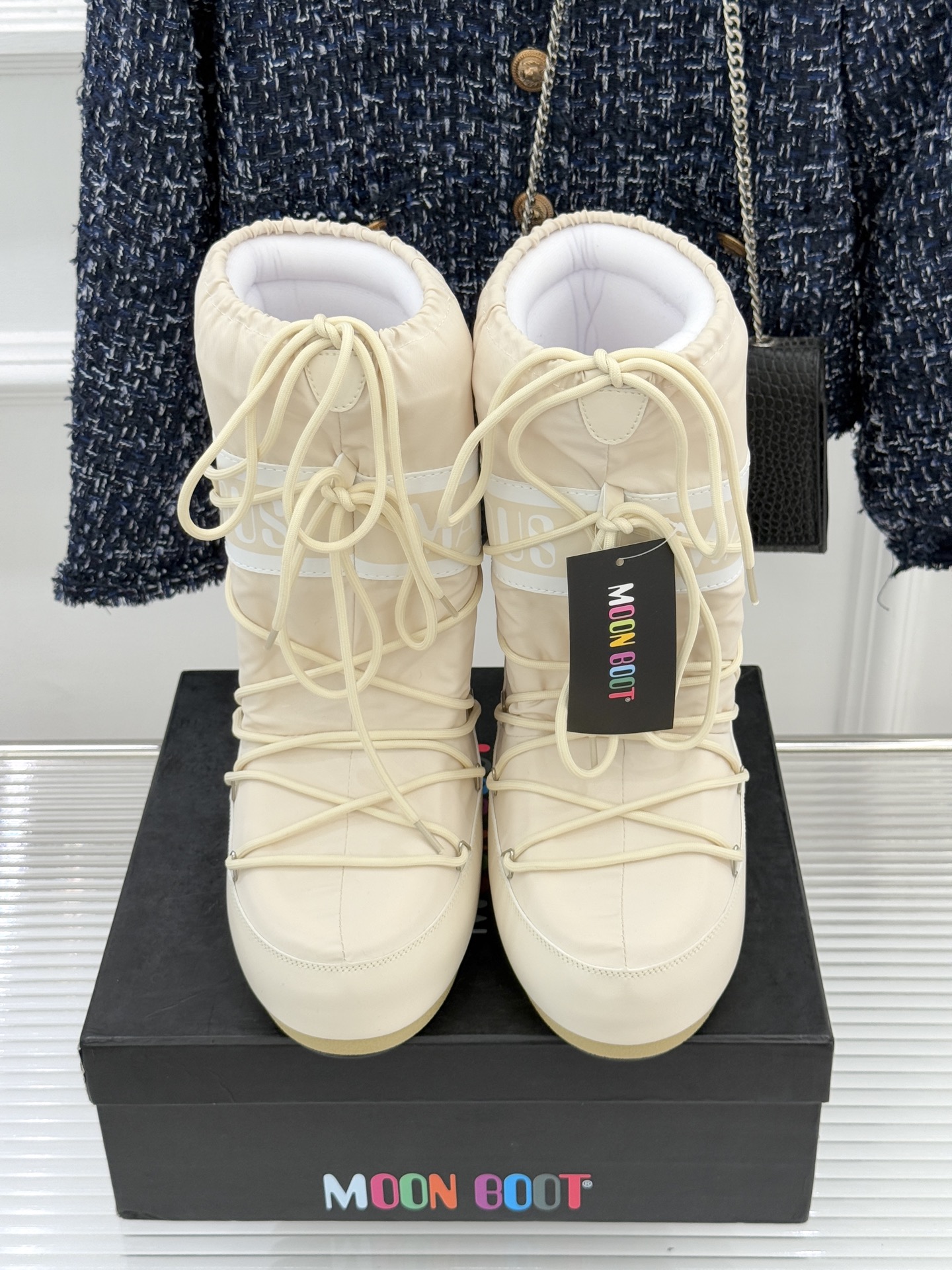 Moon Boot经典爆款滑雪月亮靴雪地靴系列当凛冽寒风裹着碎雪漫过雪原当滑雪道的弧线在纯白天地间延展月