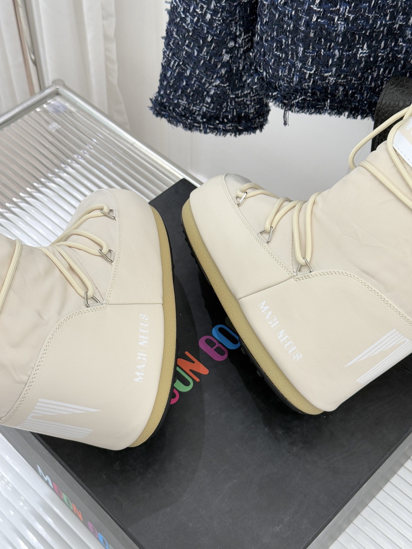 Moon Boot经典爆款滑雪月亮靴雪地靴系列当凛冽寒风裹着碎雪漫过雪原当滑雪道的弧线在纯白天地间延展月