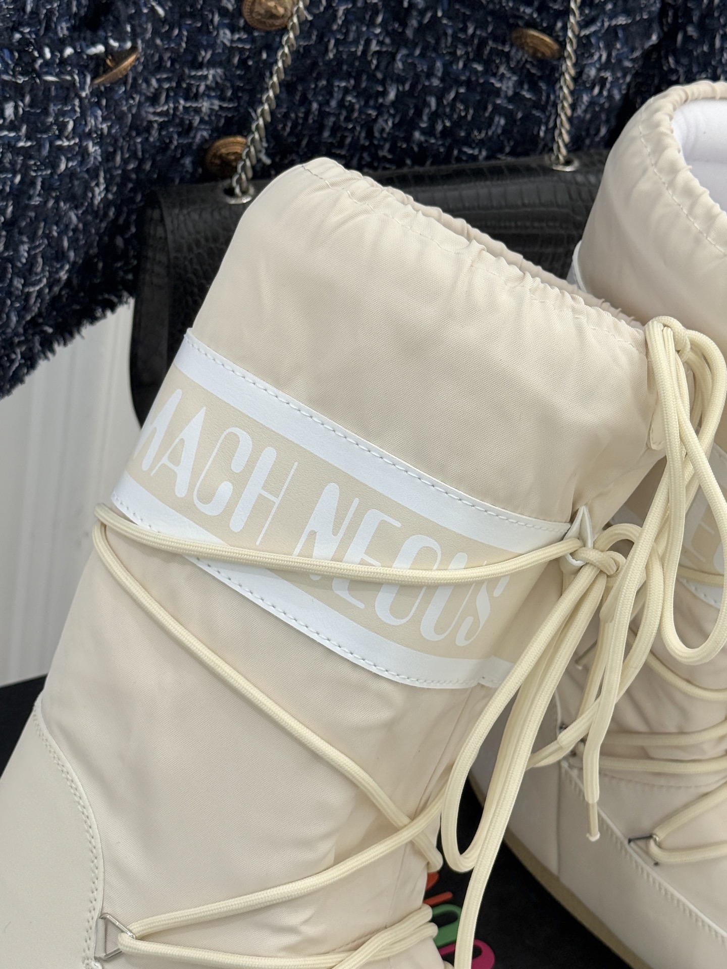 Moon Boot经典爆款滑雪月亮靴雪地靴系列当凛冽寒风裹着碎雪漫过雪原当滑雪道的弧线在纯白天地间延展月