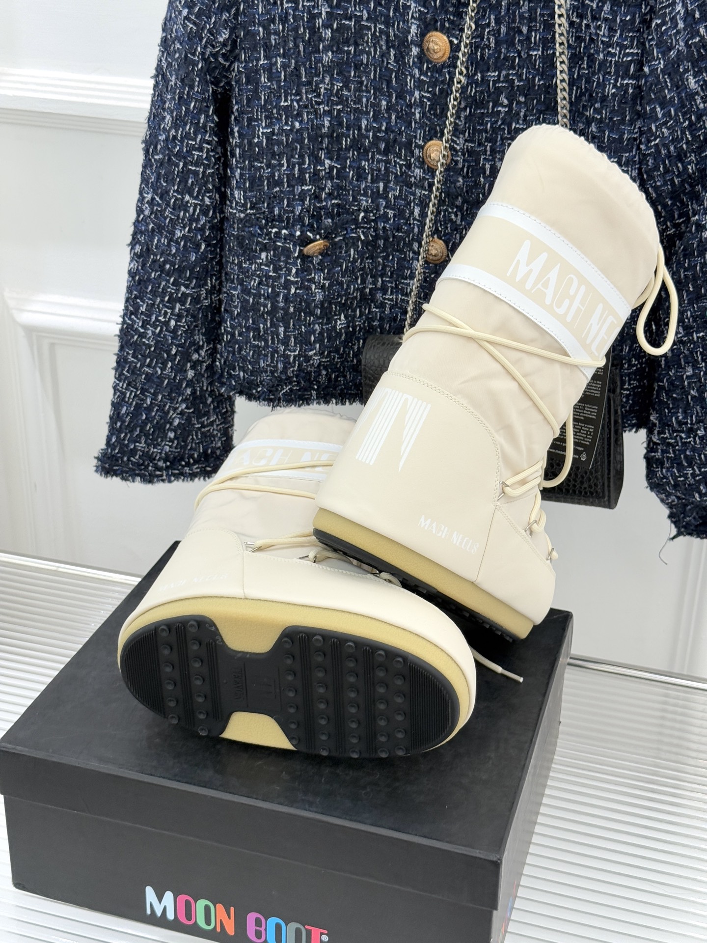 Moon Boot经典爆款滑雪月亮靴雪地靴系列当凛冽寒风裹着碎雪漫过雪原当滑雪道的弧线在纯白天地间延展月