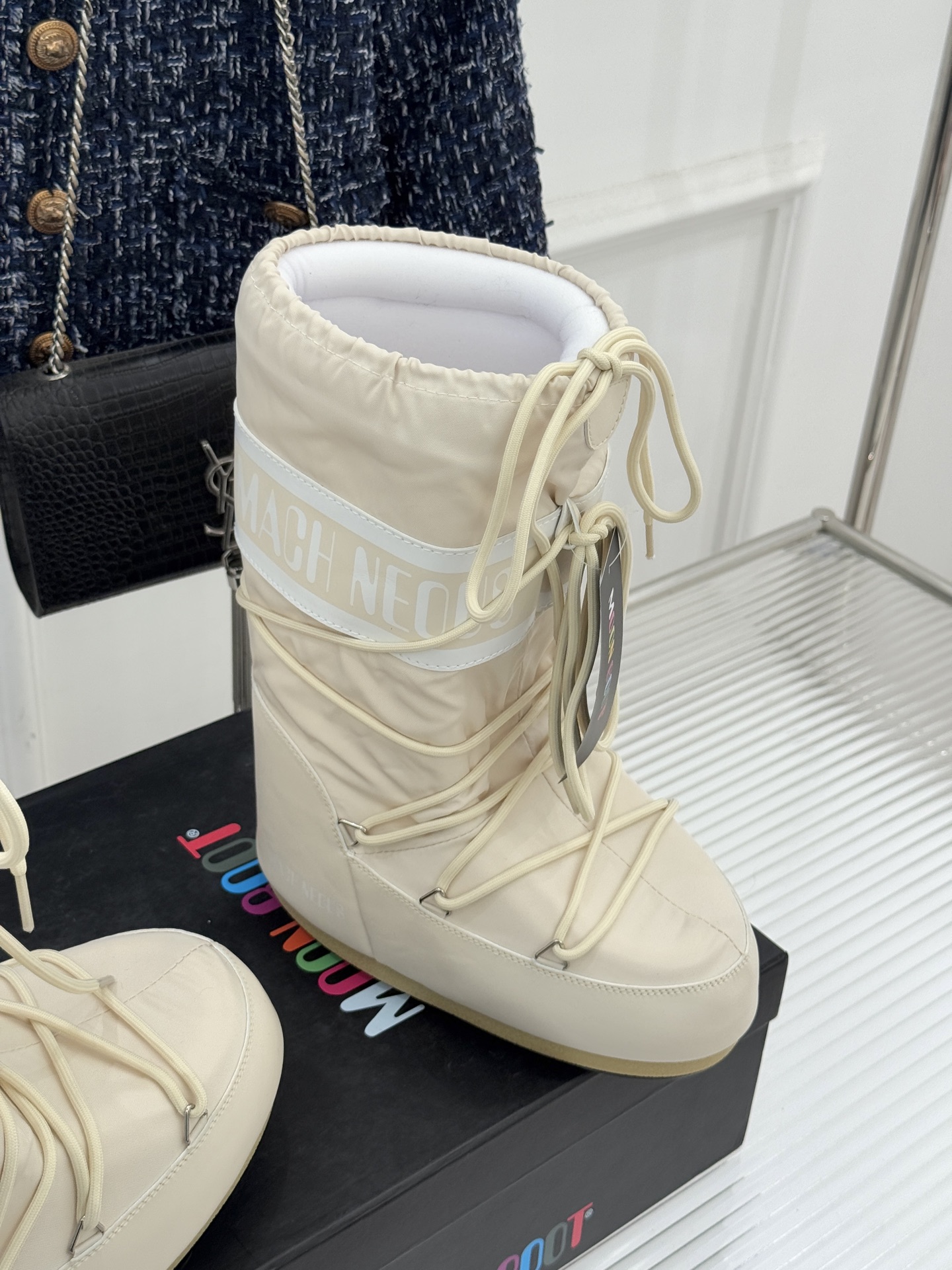 Moon Boot经典爆款滑雪月亮靴雪地靴系列当凛冽寒风裹着碎雪漫过雪原当滑雪道的弧线在纯白天地间延展月