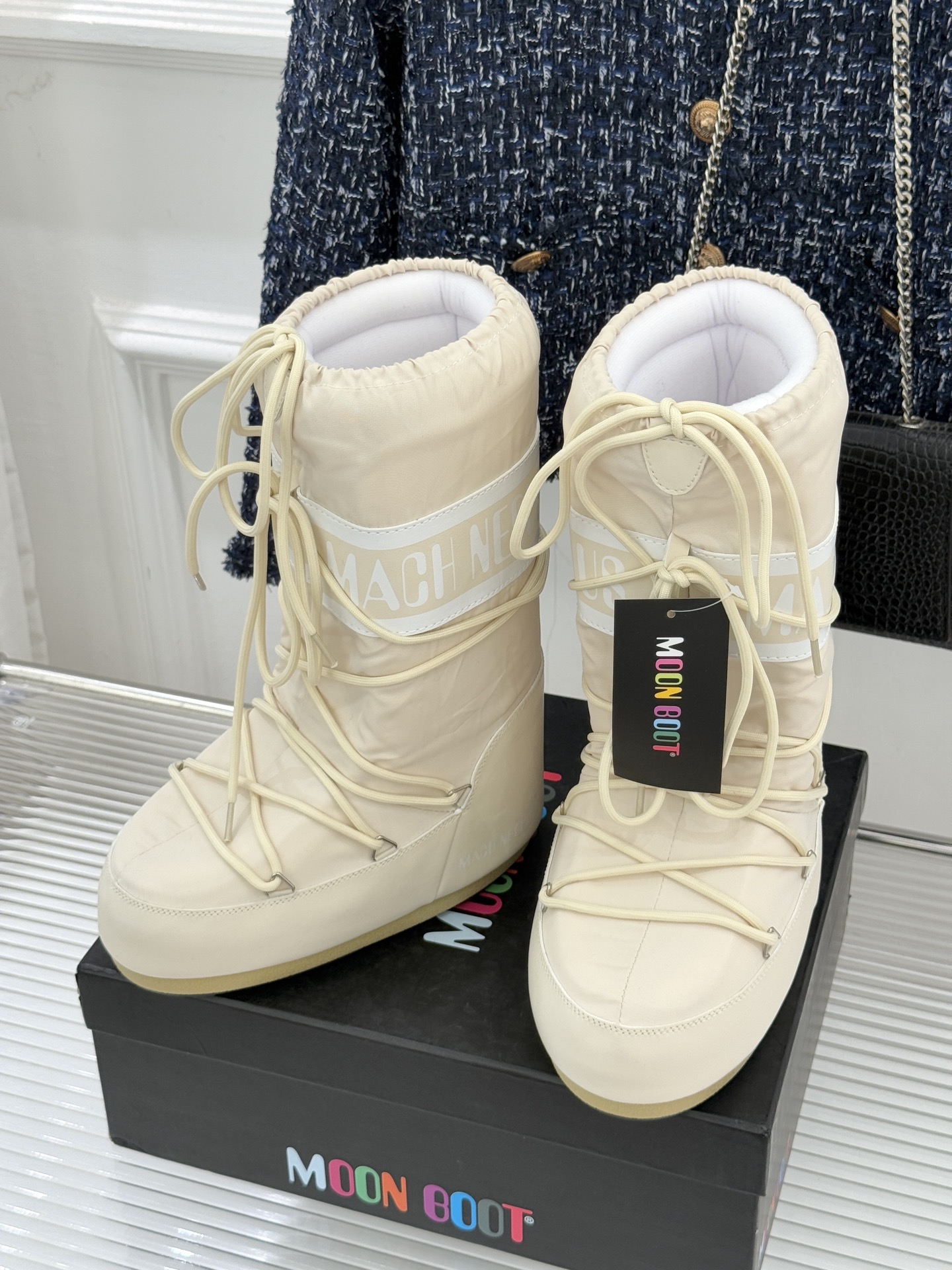 Moon Boot经典爆款滑雪月亮靴雪地靴系列当凛冽寒风裹着碎雪漫过雪原当滑雪道的弧线在纯白天地间延展月