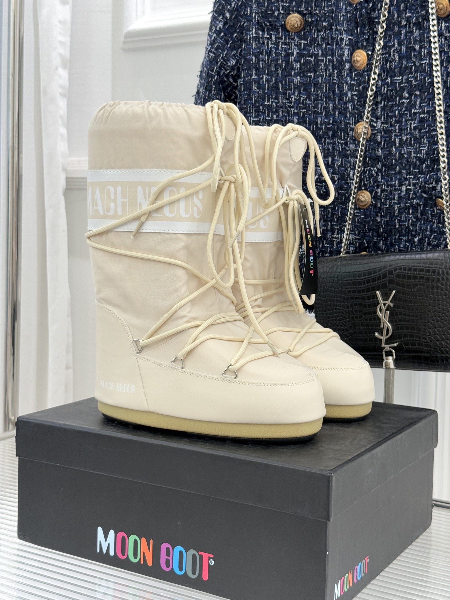 Moon Boot经典爆款滑雪月亮靴雪地靴系列当凛冽寒风裹着碎雪漫过雪原当滑雪道的弧线在纯白天地间延展月